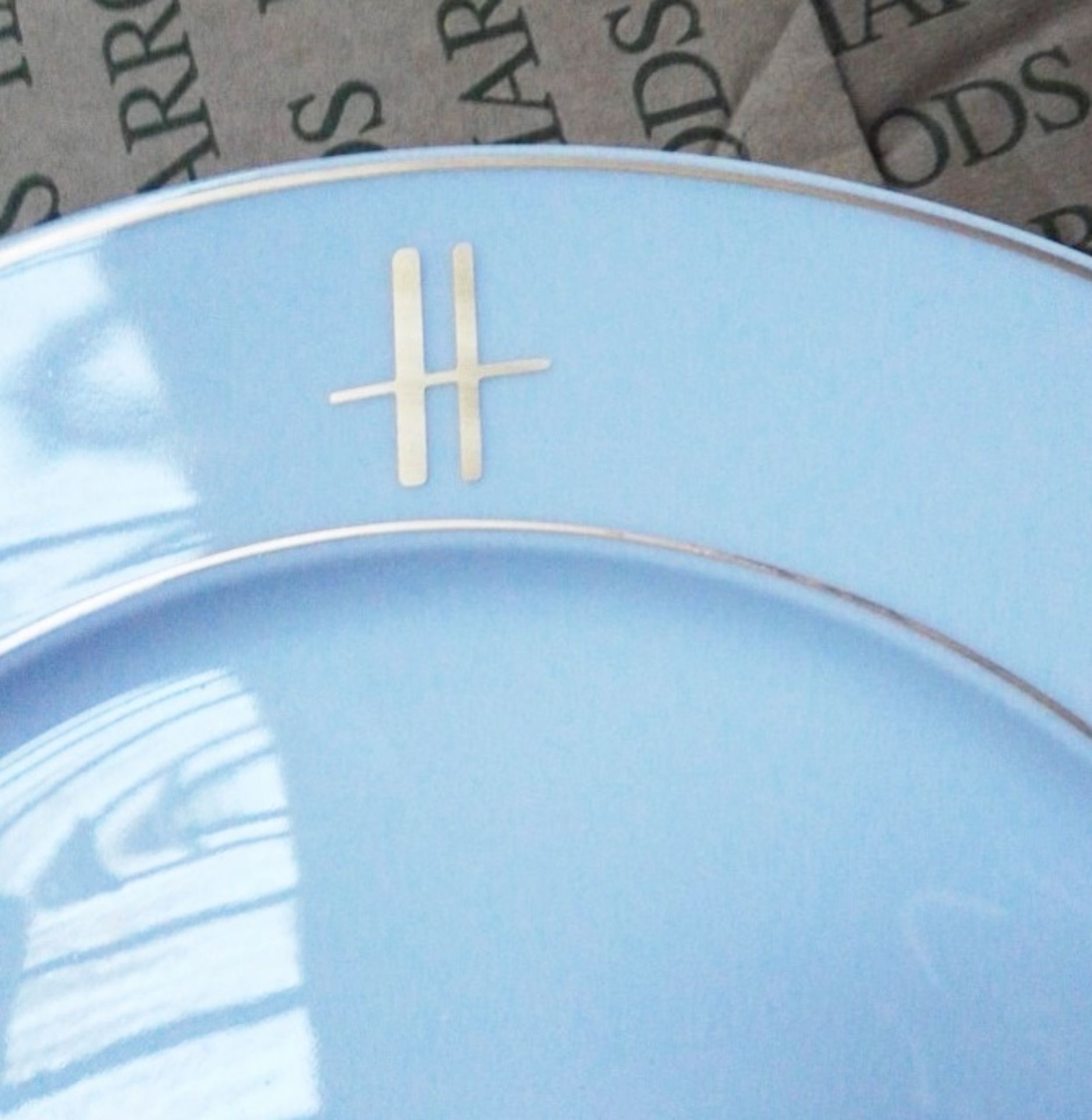 25 x PILLIVUYT Dinner Plates In White Featuring 'Famous Branding' In Gold - Dimensions: 27.4cm - Image 4 of 4