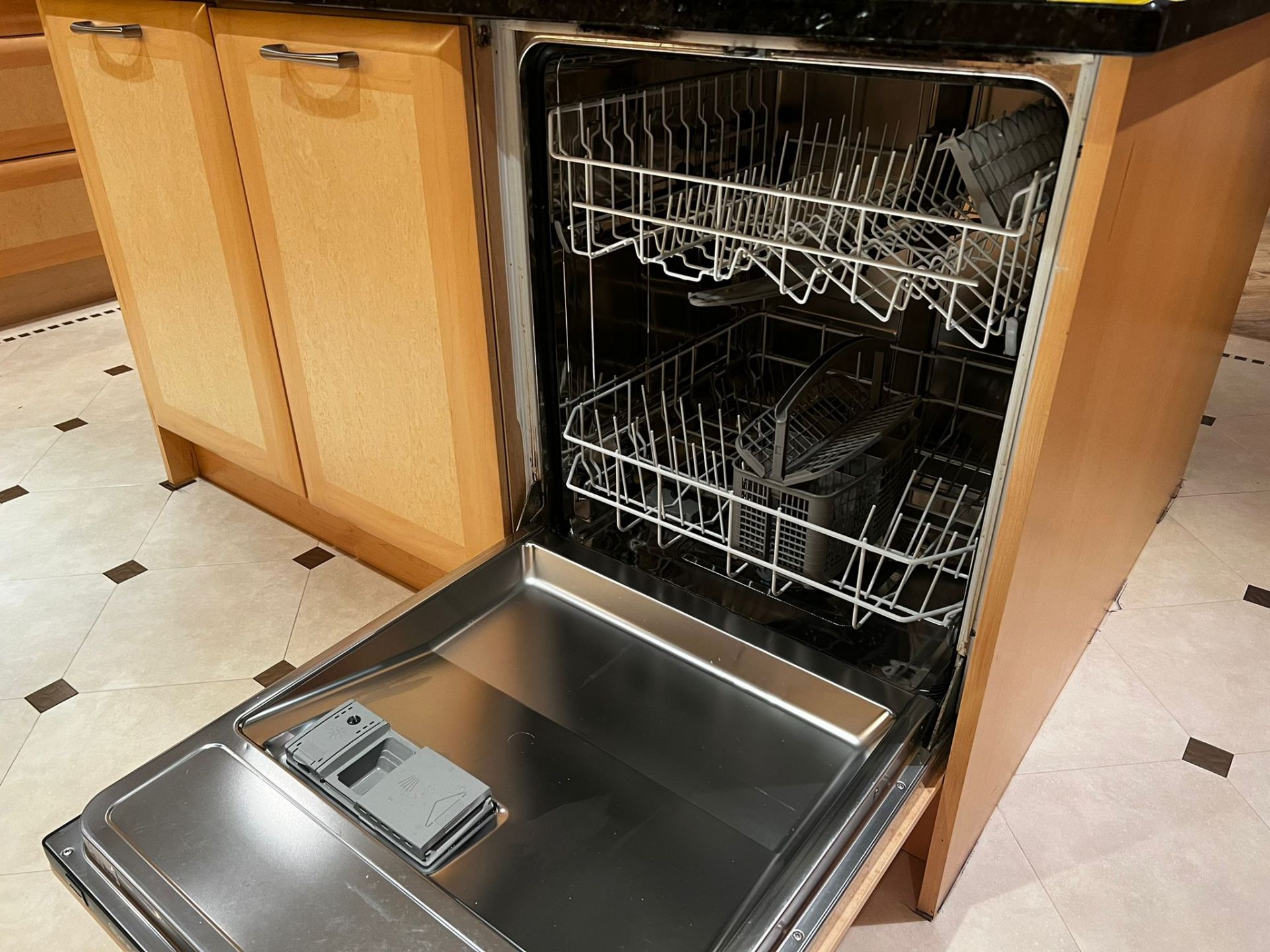 1 x English Rose Bespoke Fitted Kitchen With 30mm Granite Worktops, Integrated Neff Appliances And - Image 11 of 23