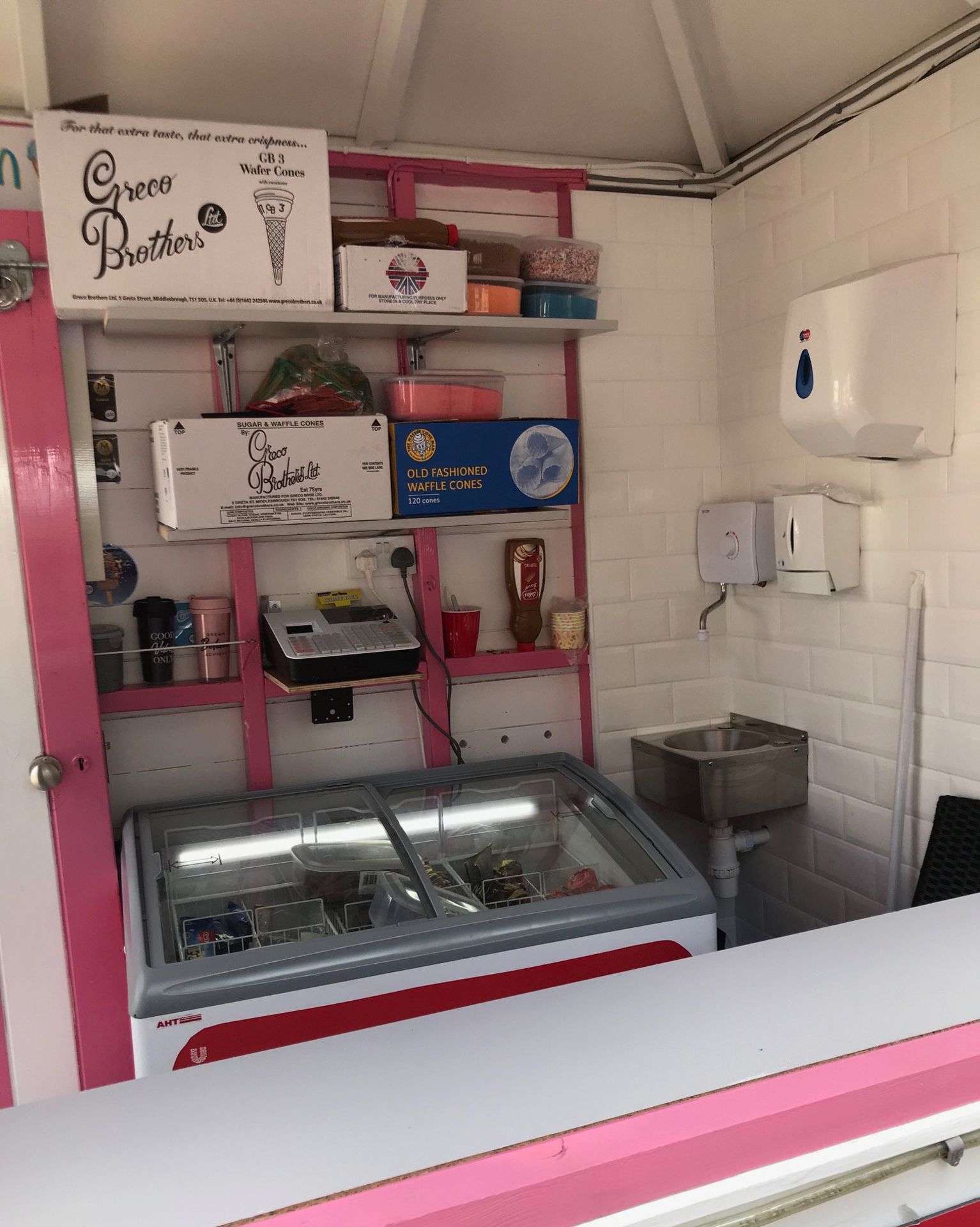 1 x Ice Cream Kiosk - 8ft x 6ft - Fitted With Sink, Hot Water And 3-Phase Supply - CL535 - Ref: ALF0 - Image 2 of 5