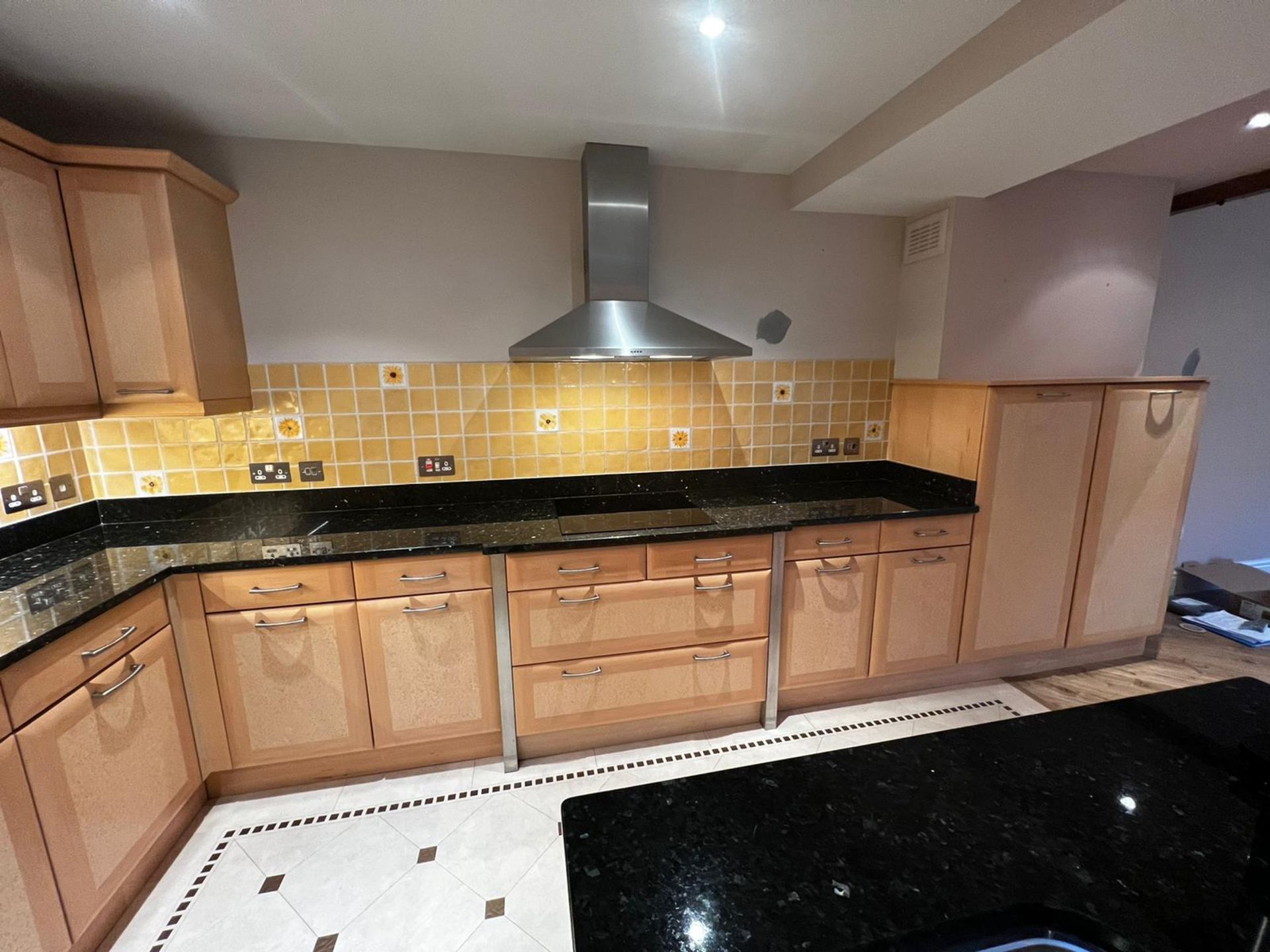 1 x English Rose Bespoke Fitted Kitchen With 30mm Granite Worktops, Integrated Neff Appliances And - Image 9 of 23