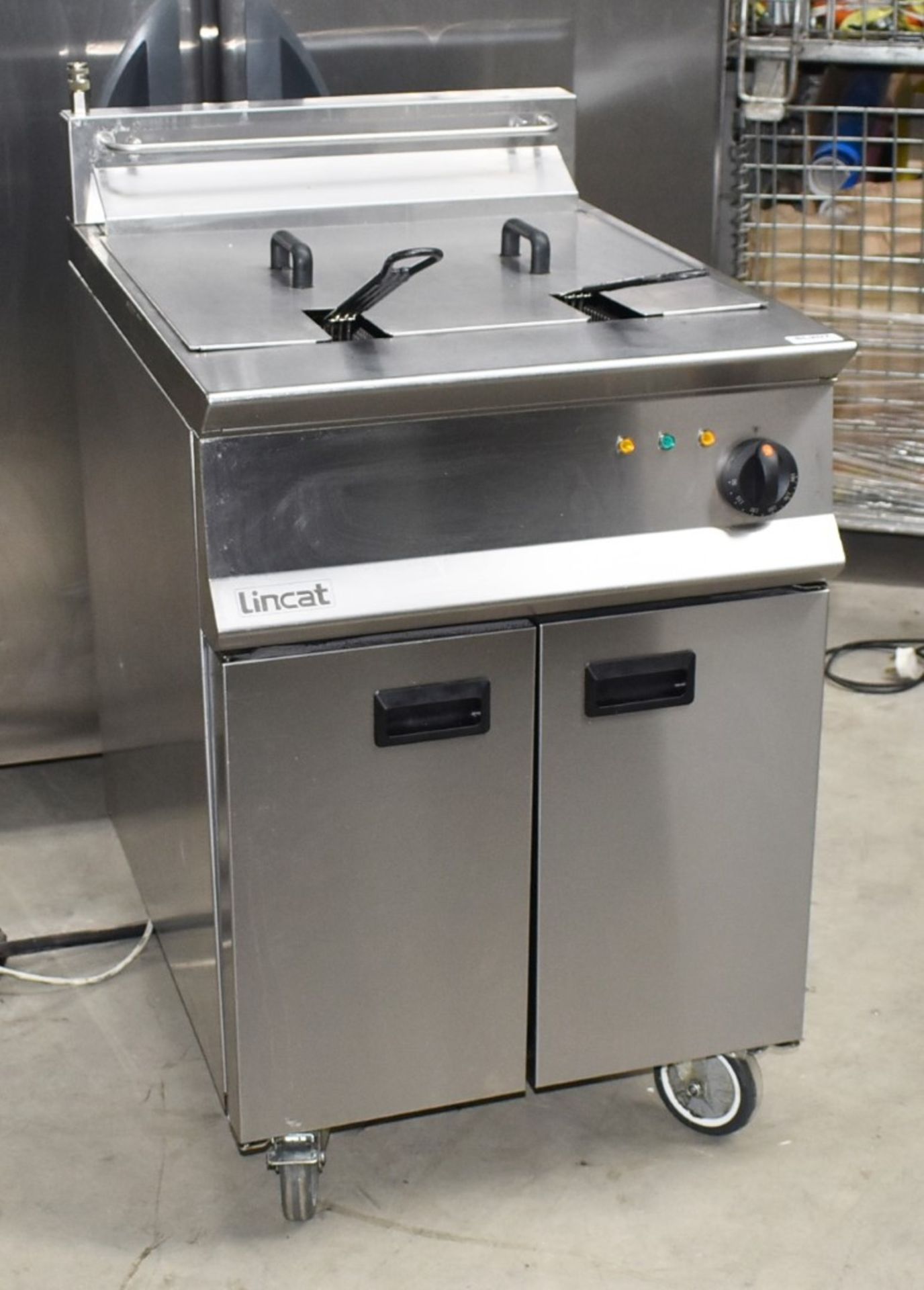 1 x Lincat Opus 800 OE8108 Single Tank Electric Fryer With Filtration - 37L Tank With Two - Image 8 of 17