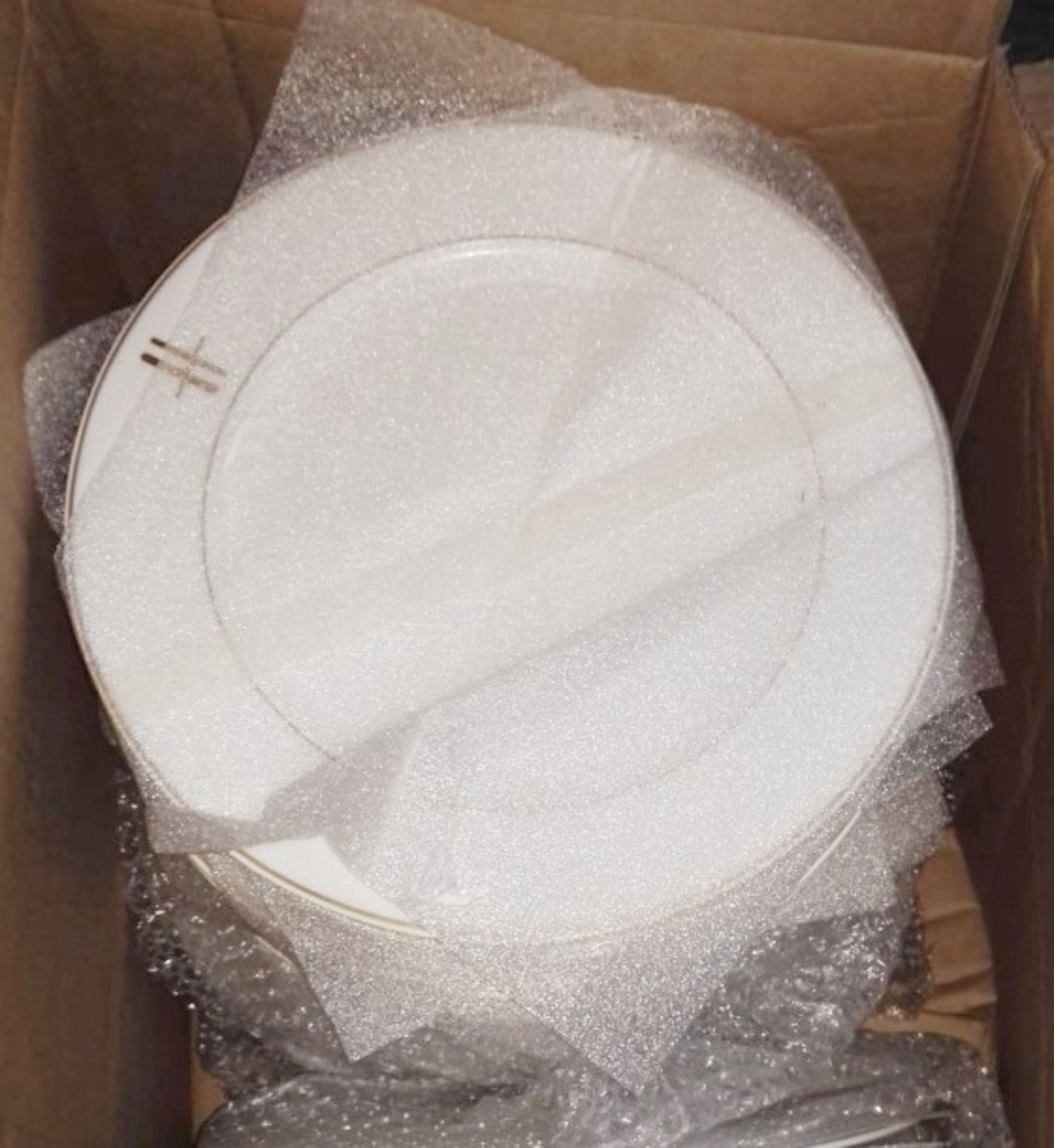 25 x PILLIVUYT Dinner Plates In White Featuring 'Famous Branding' In Gold - Dimensions: 27.4cm - Image 3 of 4