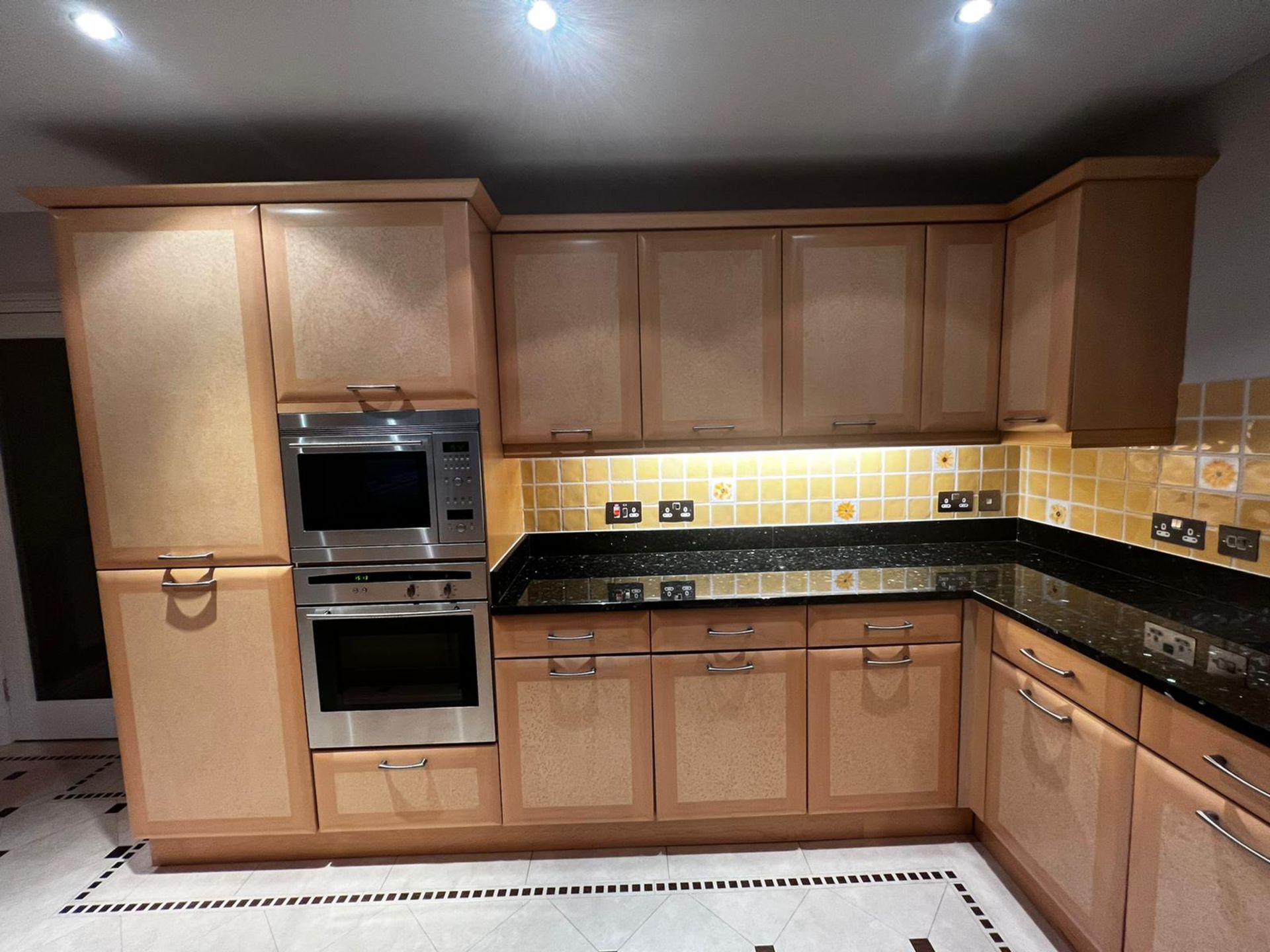 1 x English Rose Bespoke Fitted Kitchen With 30mm Granite Worktops, Integrated Neff Appliances And - Image 8 of 23