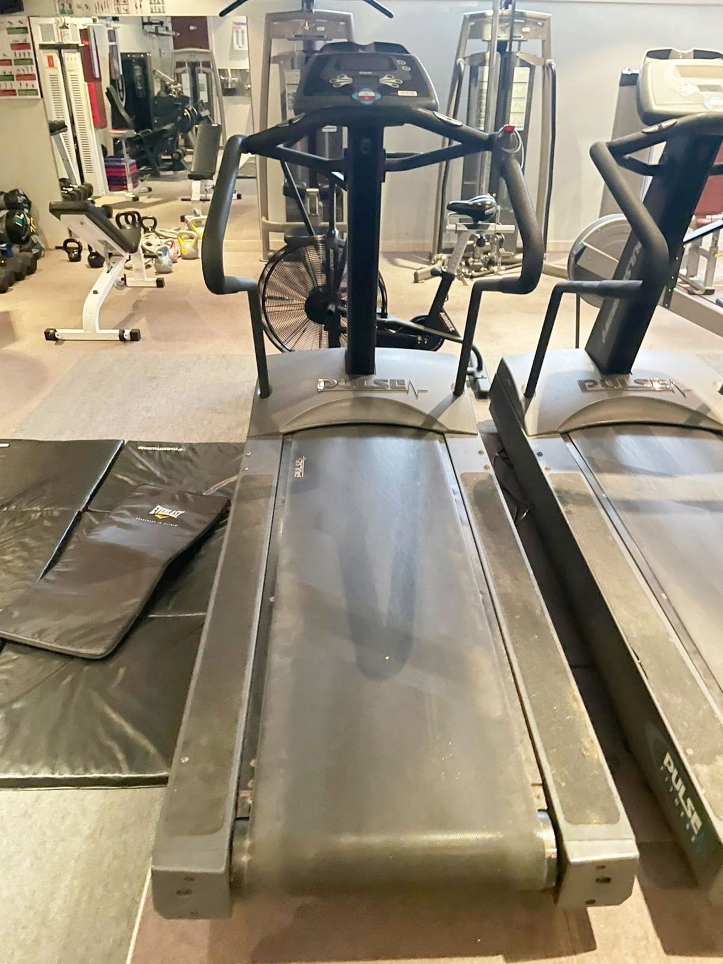 1 x Pulse Fitness Ascent Treadmill
