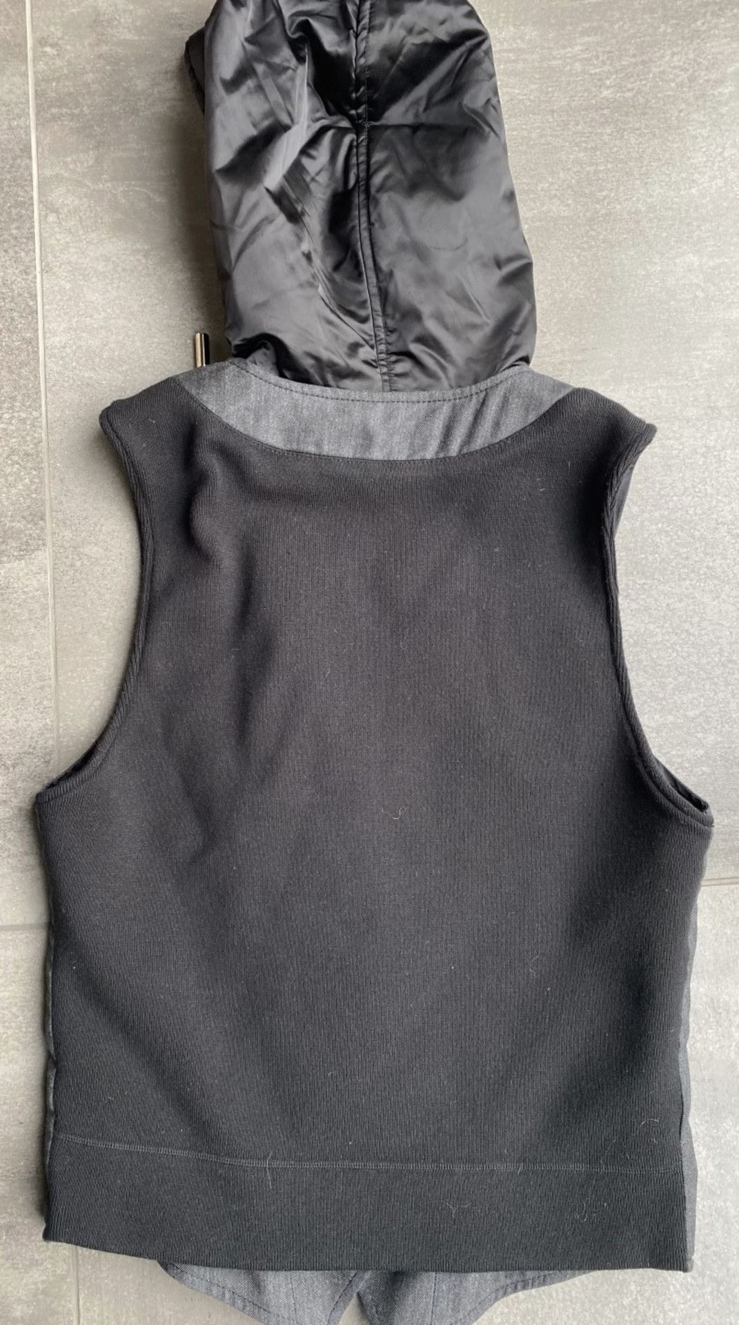 1 x Men's Genuine Dolce & Gabbana Hooded Gilet In Black & Grey - Size: 50 - Image 5 of 9