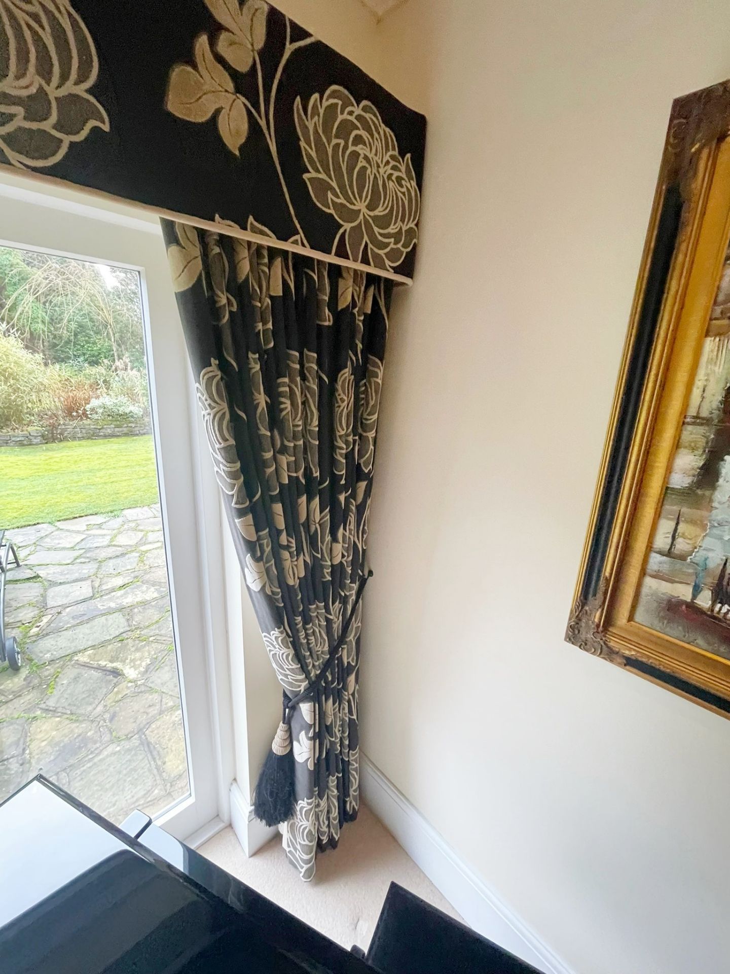 Pair Of Bespoke Fitted Lined Curtains With Matching Box Pelmet And 2 x Blinds - No VAT On HAMMER - Image 9 of 9