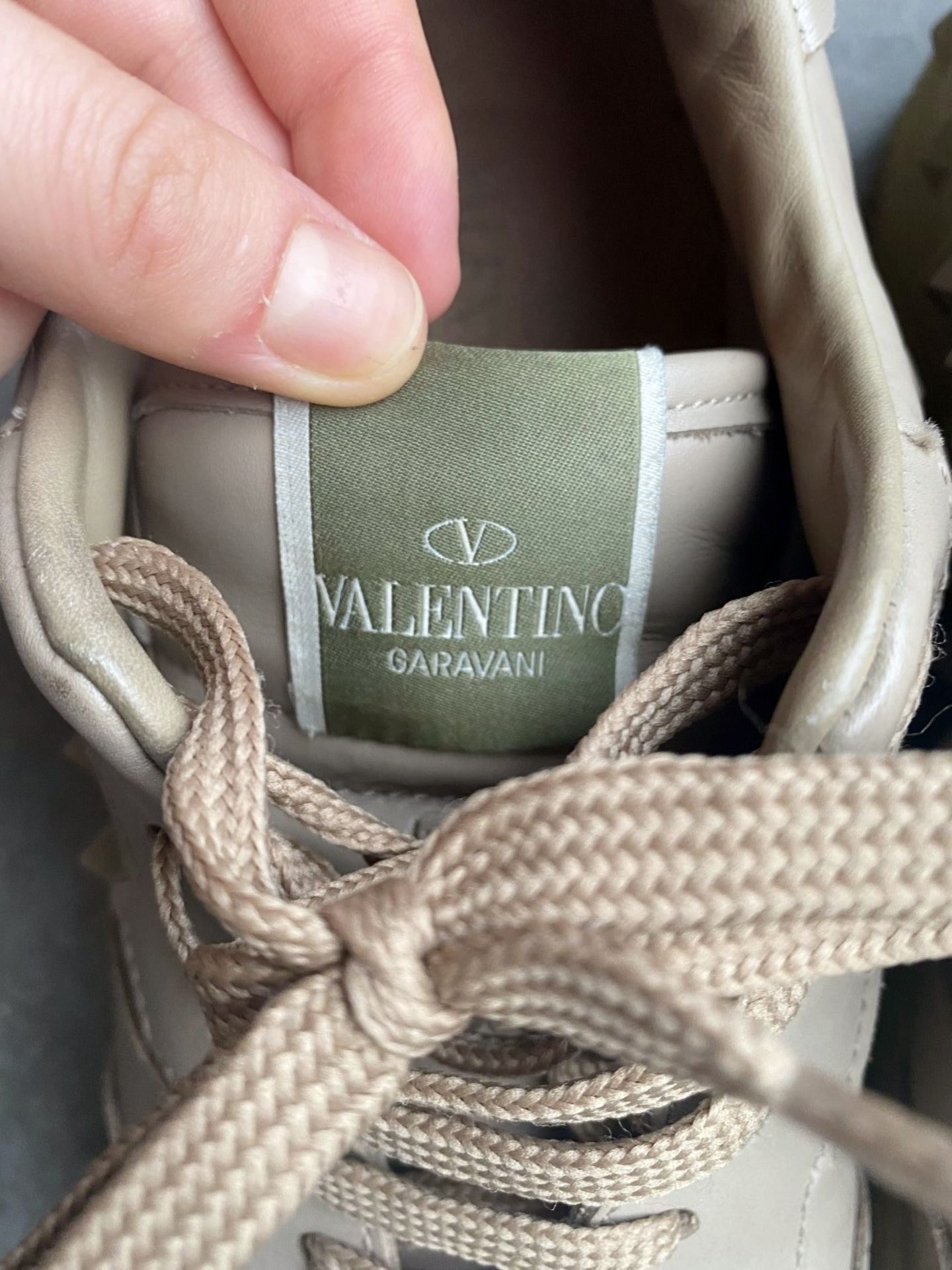 1 x Pair Of Men's Genuine Valentino Trainers In Beige - Size: 42 - Preowned In Very Good Condition - - Image 5 of 7