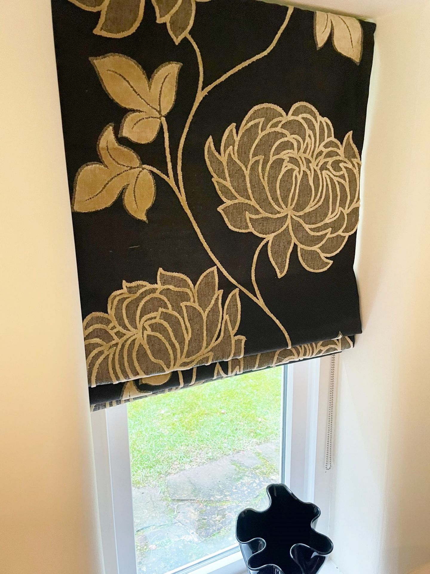Pair Of Bespoke Fitted Lined Curtains With Matching Box Pelmet And 2 x Blinds - No VAT On HAMMER - Image 8 of 9
