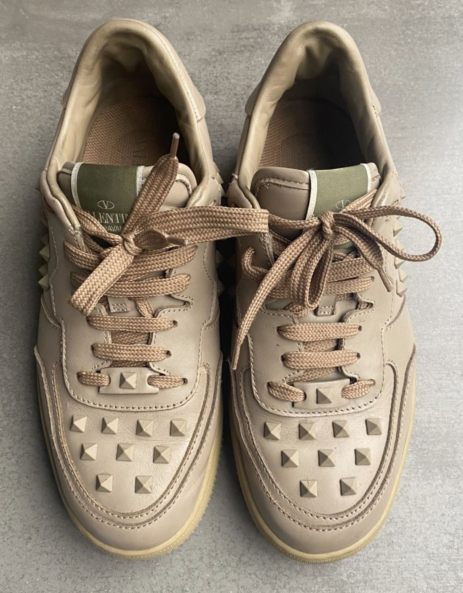 1 x Pair Of Men's Genuine Valentino Trainers In Beige - Size: 42 - Preowned In Very Good Condition - - Image 3 of 7