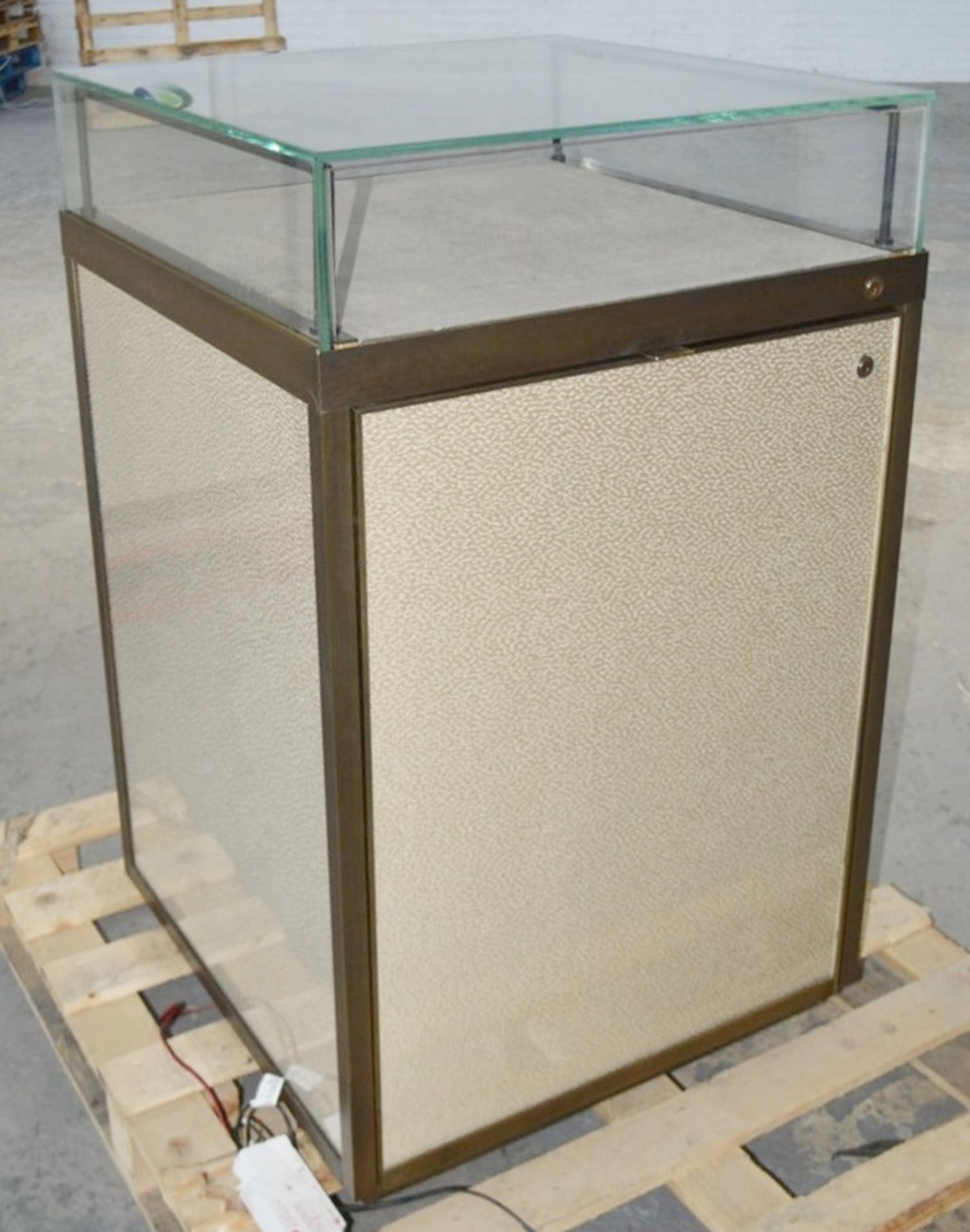 1 x Illuminated Glass Display Case For Luxury Items - Dimensions: H105 x W64 x D64cm - Ex-Showroom - Image 4 of 5