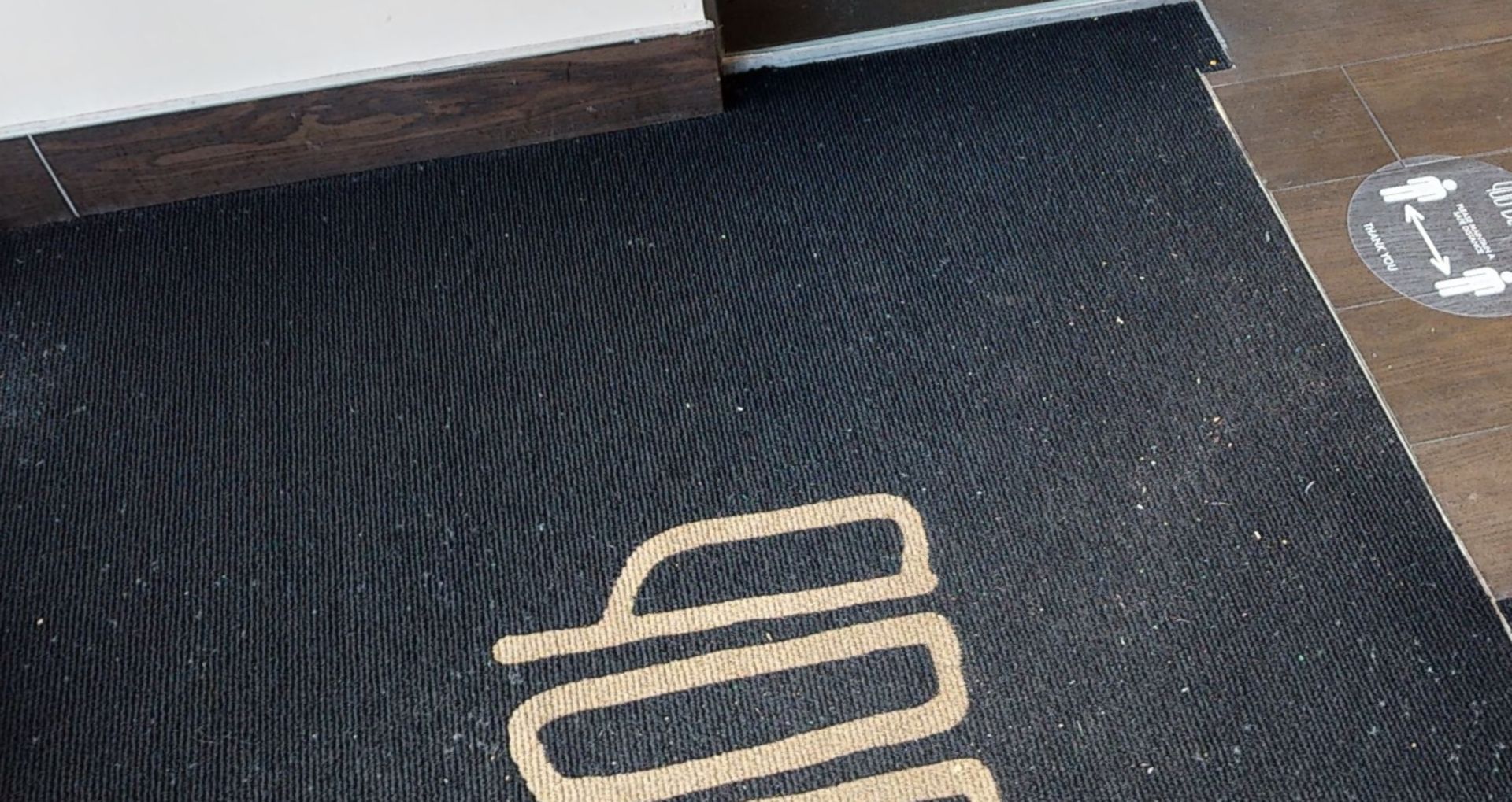 1 x Commercial Entry Anti-Slip Entrance Mat - Size Approx 310 x 160 cms - CL701 - Location: Ashton - Image 2 of 4