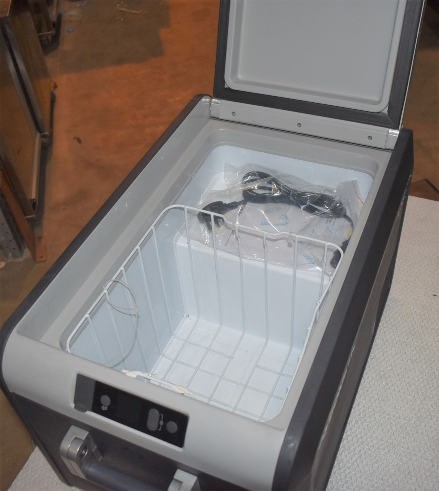 1 x Dometic CFX3 35 Portable 32l Compressor Cooler and Freezer - Perfect For Cooling The Christmas - Image 8 of 10