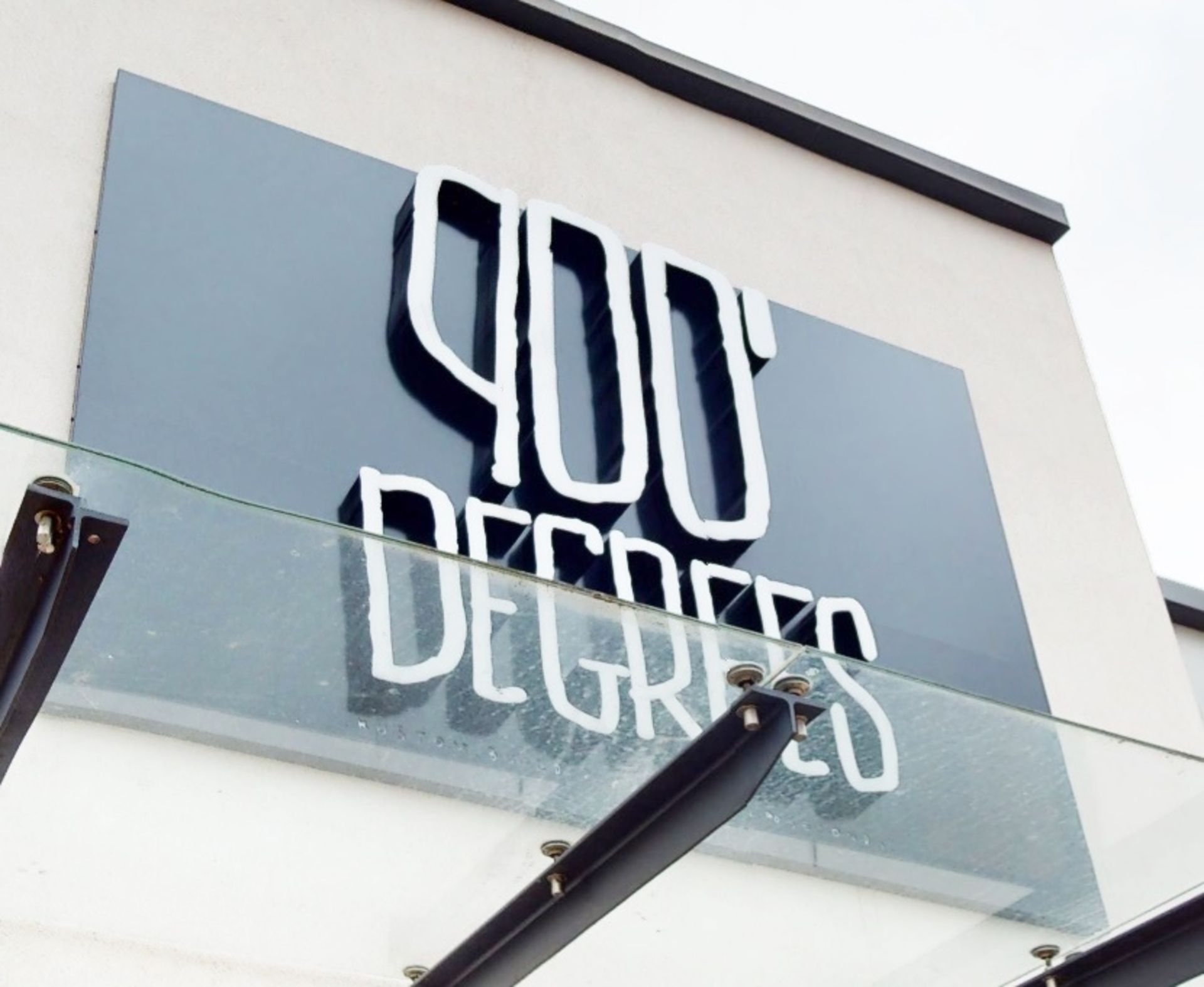 1 x Commercial Signage Featuring 900' DEGREES Branding in Large Illuminated Letters Mounted On Large - Image 3 of 5