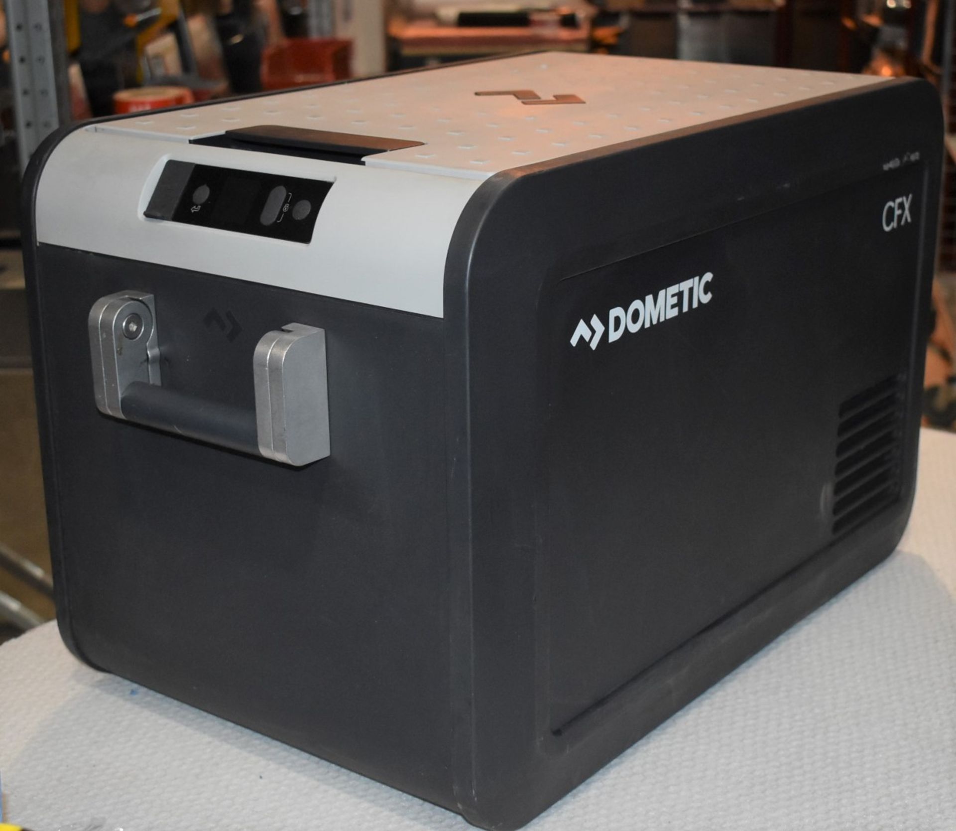 1 x Dometic CFX3 35 Portable 32l Compressor Cooler and Freezer - Perfect For Cooling The Christmas - Image 4 of 10