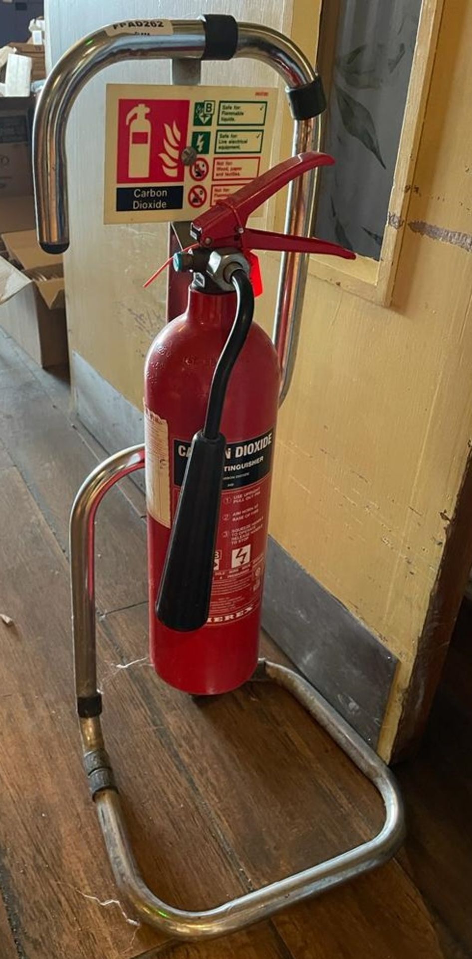 1 x Fire Extinguisher With Chrome Stand - Ref: BK262 - CL686 - Location: Altrincham WA14This lot was