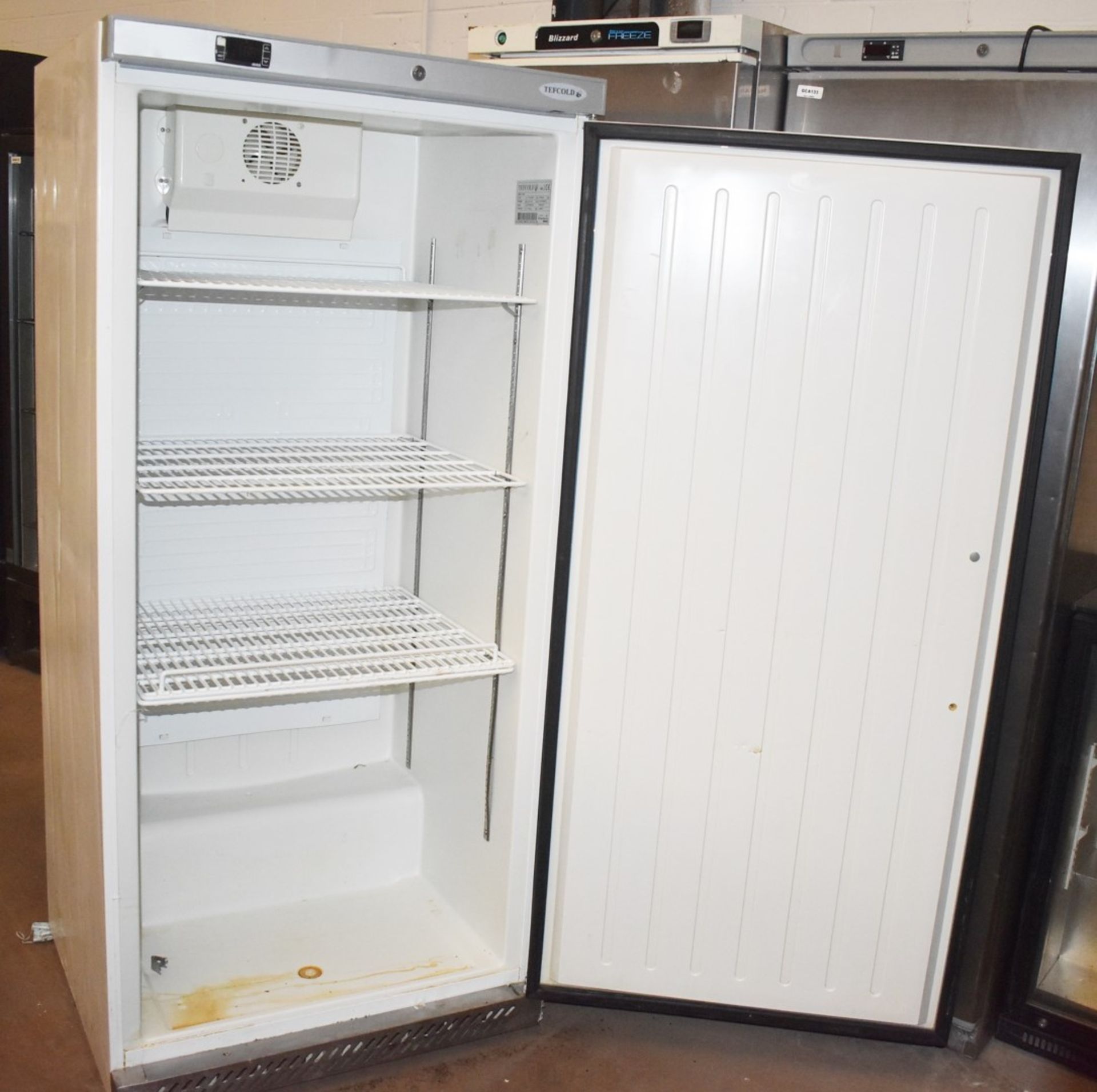 1 x Tefcold UR55 Upright Commercial Solid Door Refrigerator - Size: H172 x W77.7 x D72cms - Ref: