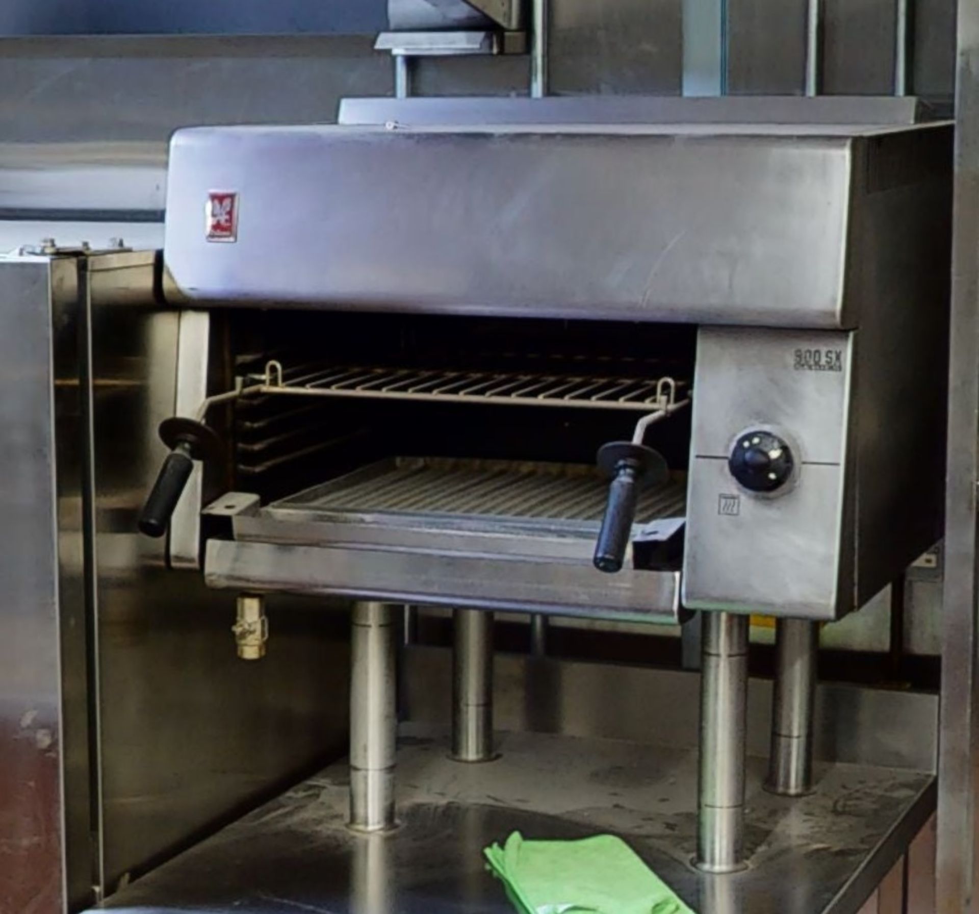 Falcon Salamander Gas Grill 900 Sx Series On Stainless Steel Mounted Stand - No VAT On The - Image 3 of 5
