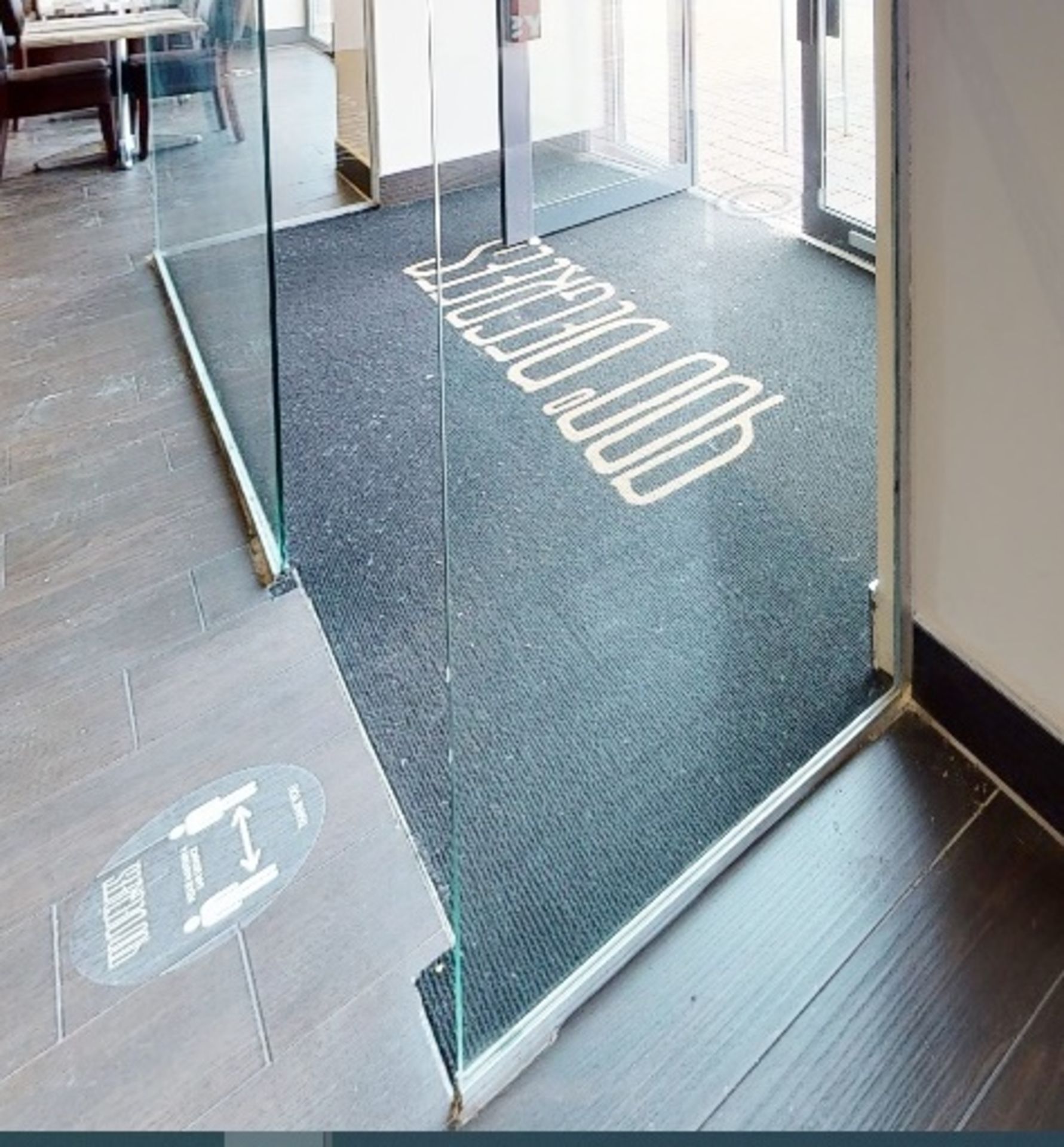 1 x Commercial Entry Anti-Slip Entrance Mat - Size Approx 310 x 160 cms - CL701 - Location: Ashton - Image 2 of 4