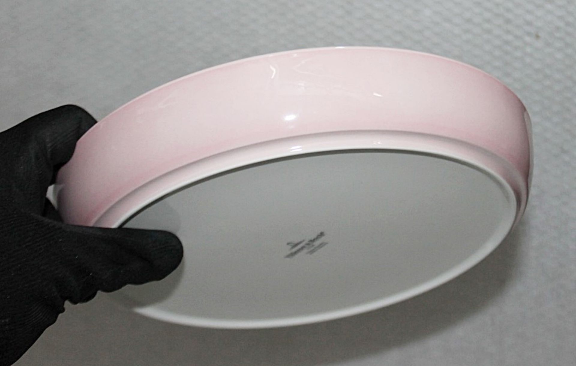 1 x VILLEROY & BOCH Porcelain Universial Flat Bowl With A Pink Band- Dimensions: ø23.5 x H3.7cm - - Image 4 of 5