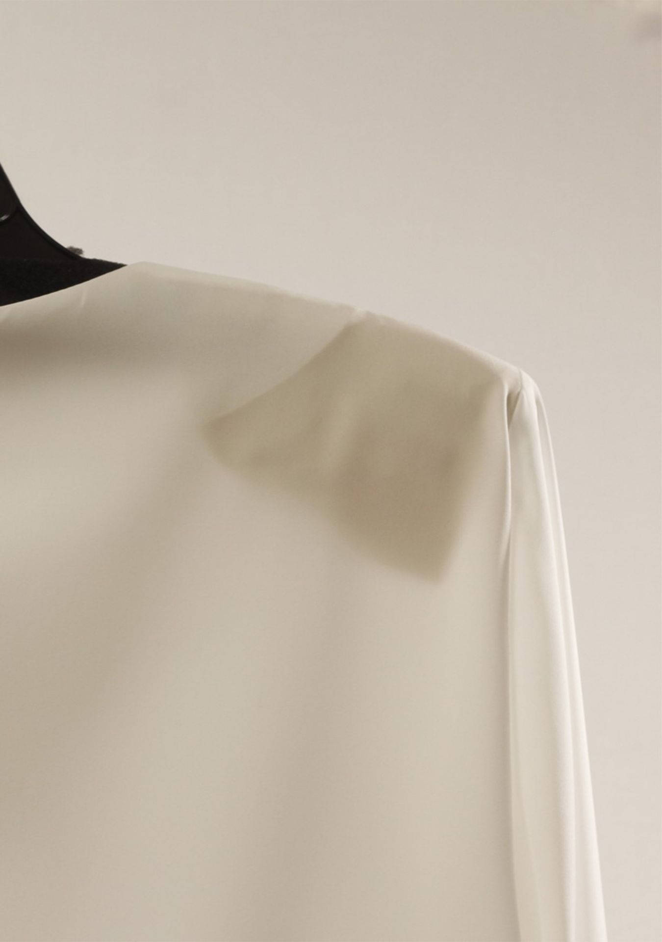 1 x Anne Belin White Shirt - Size: 18 - Material: 100% Polyester - From a High End Clothing Boutique - Image 4 of 9