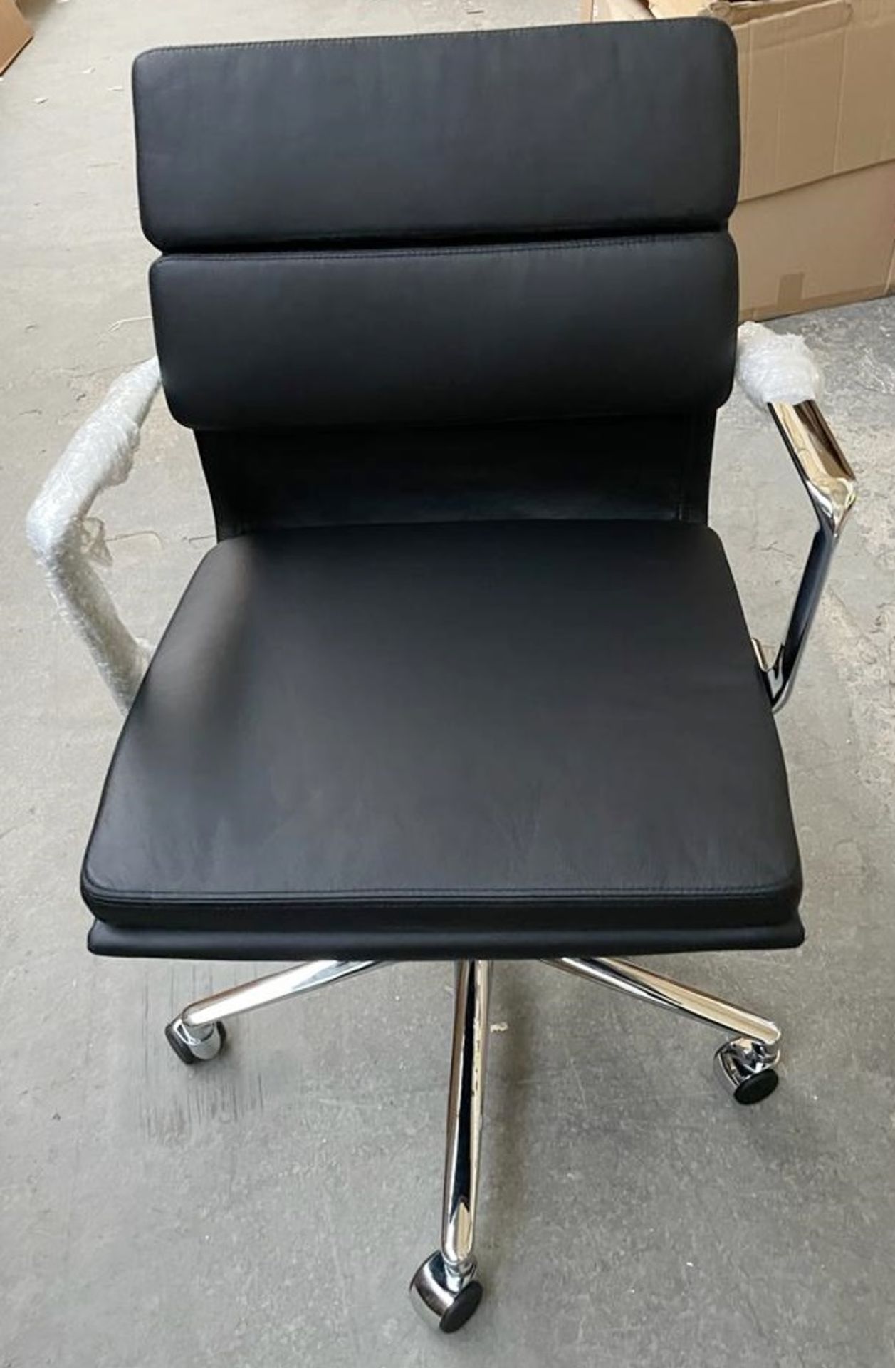 1 x Linear Low Back Soft Pad Office Executive Swivel Chair Black - Dimensions: 88(h) x 60(d) x 60( - Image 4 of 5