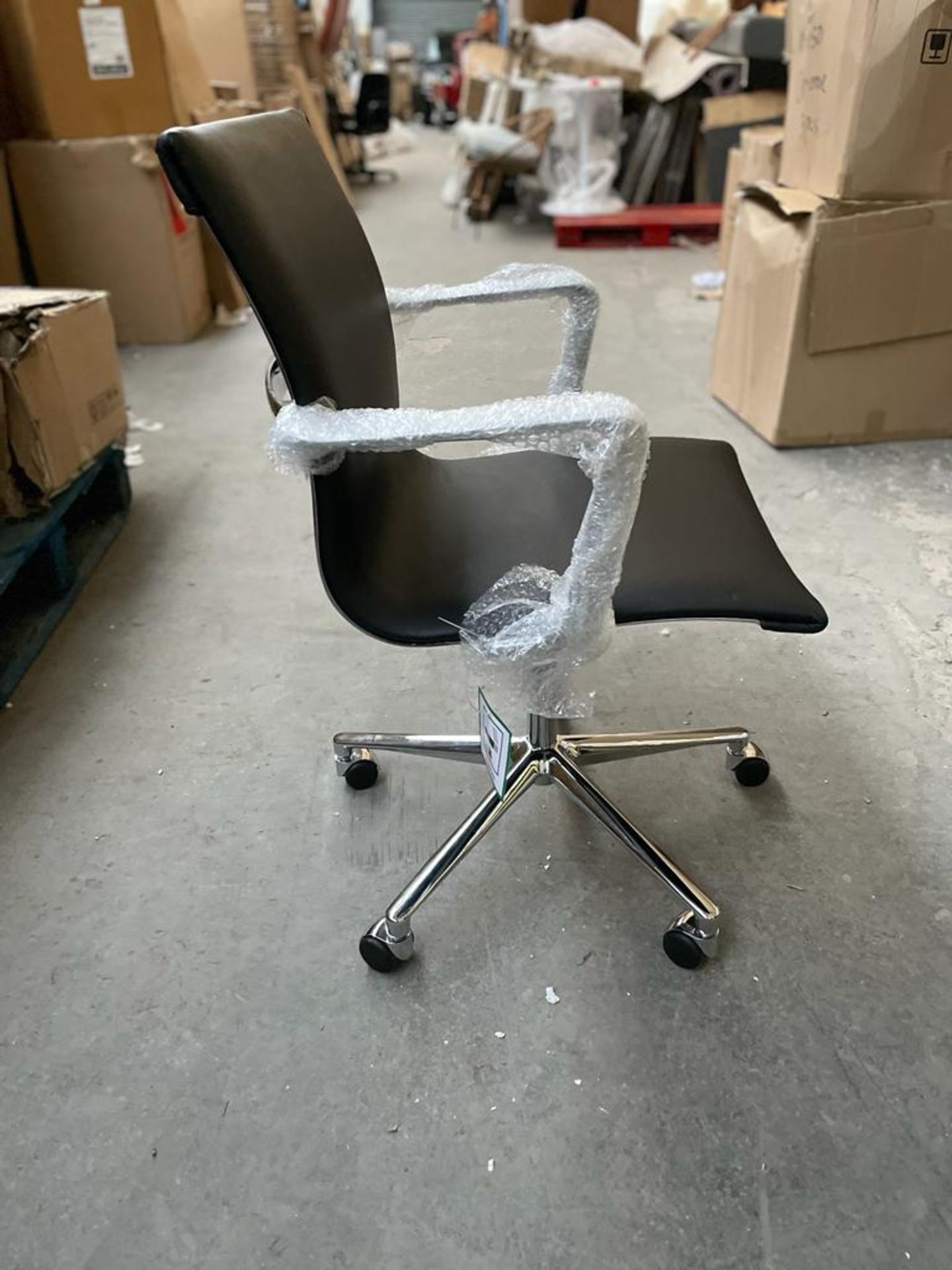 1 x Linear Low Back Soft Pad Executive Office Swivel Chair On Castors - Dimensions: 88(h) x 60(w) - Image 2 of 4