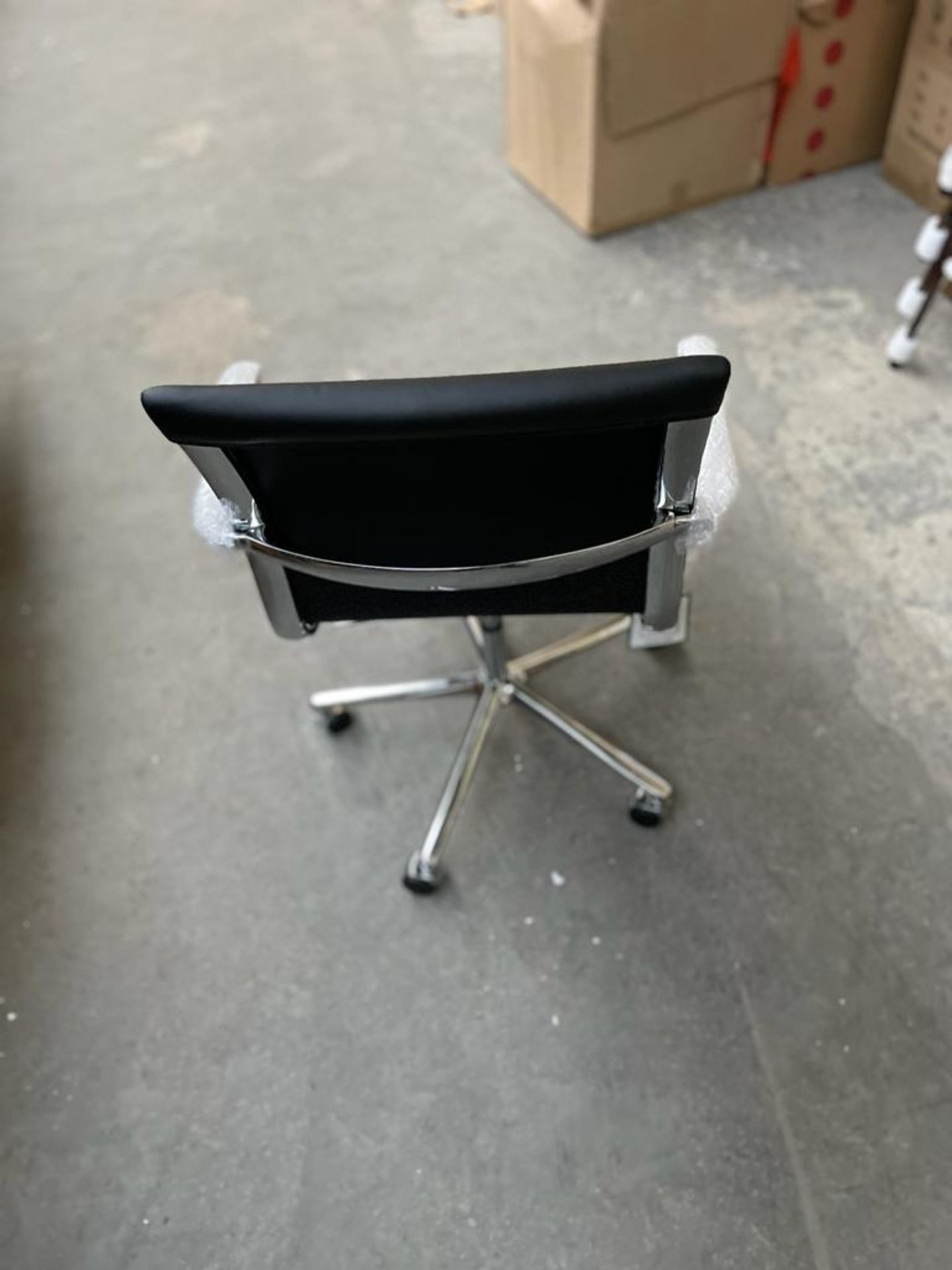 1 x Linear Low Back Soft Pad Executive Office Swivel Chair On Castors - Dimensions: 88(h) x 60(w) - Image 4 of 4