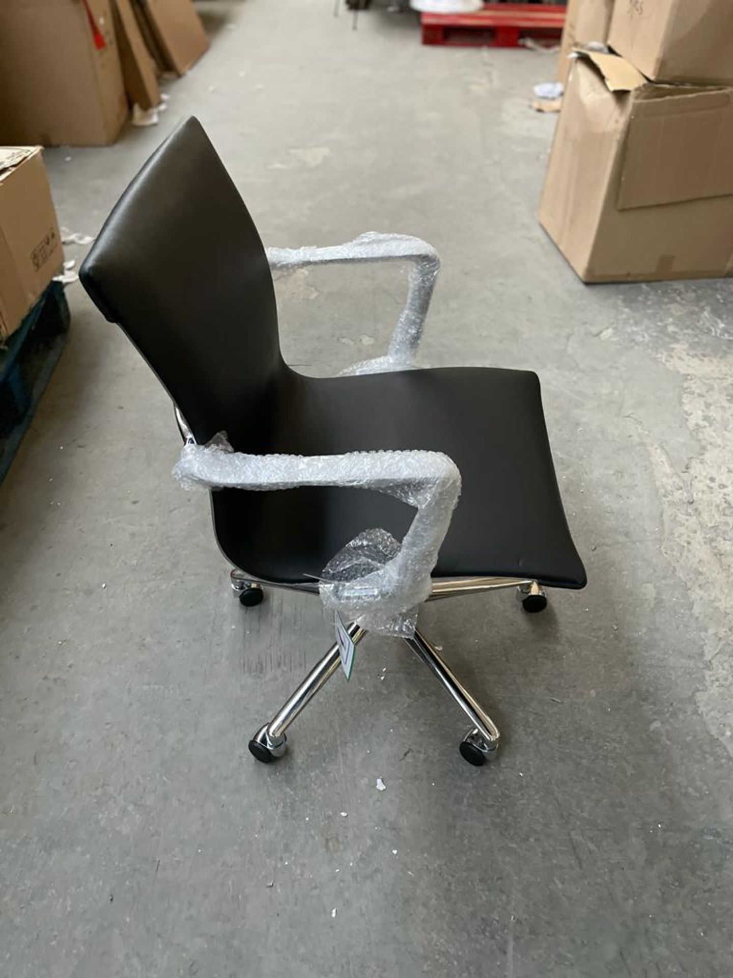 1 x Linear Low Back Soft Pad Executive Office Swivel Chair On Castors - Dimensions: 88(h) x 60(w) - Image 3 of 4