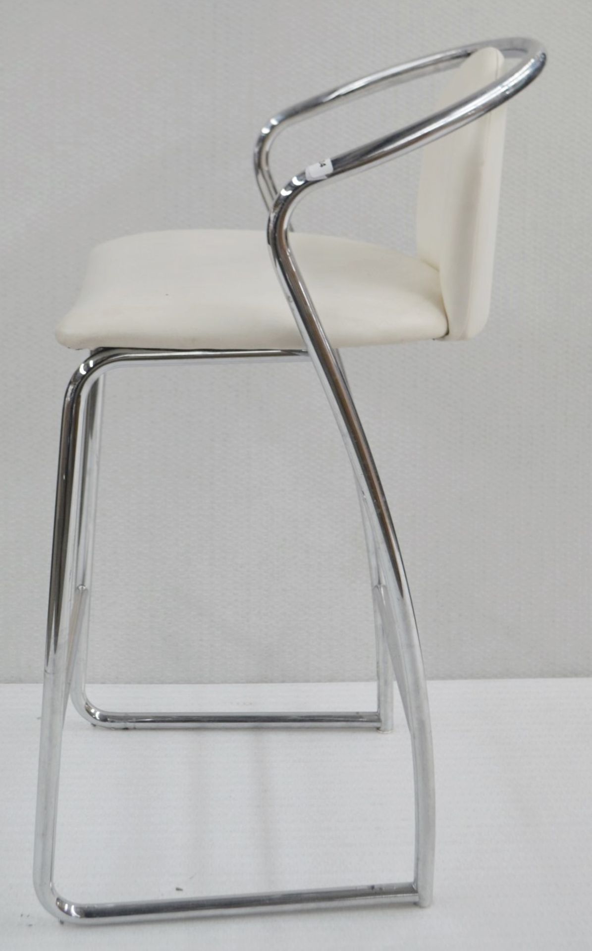 7 x Upholstered Salon / Beauty Counter Stools In Light Cream And Chrome - Dimensions: W47 x D50 x - Image 4 of 4