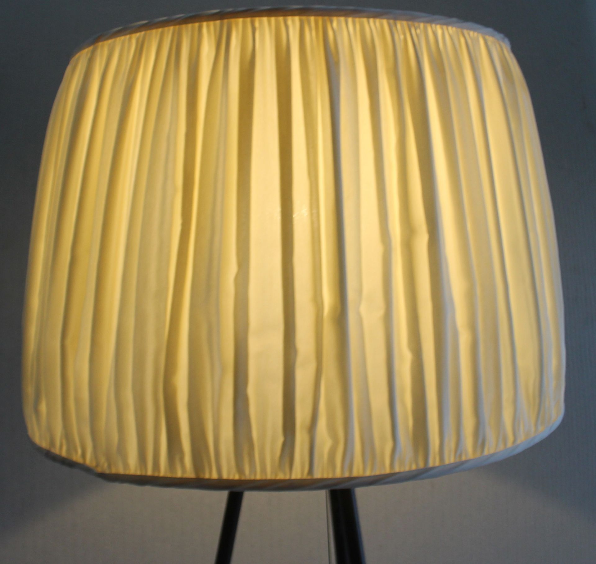 1 x TERENCE CONRAN / BENCHMARK 'Leading Light' Solid Oak Designer Lamp With Ruched Shade - Image 5 of 6