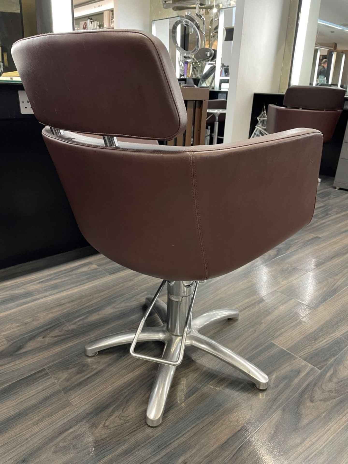 5 x Malet Branded Professional Hairdressing Salon Swivel Chairs In Brown - Each Is Supplied With A - Image 4 of 7