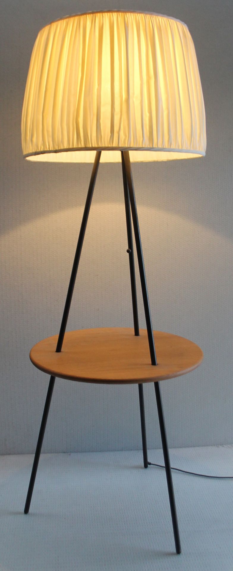 1 x TERENCE CONRAN / BENCHMARK 'Leading Light' Solid Oak Designer Lamp With Ruched Shade - Image 4 of 6