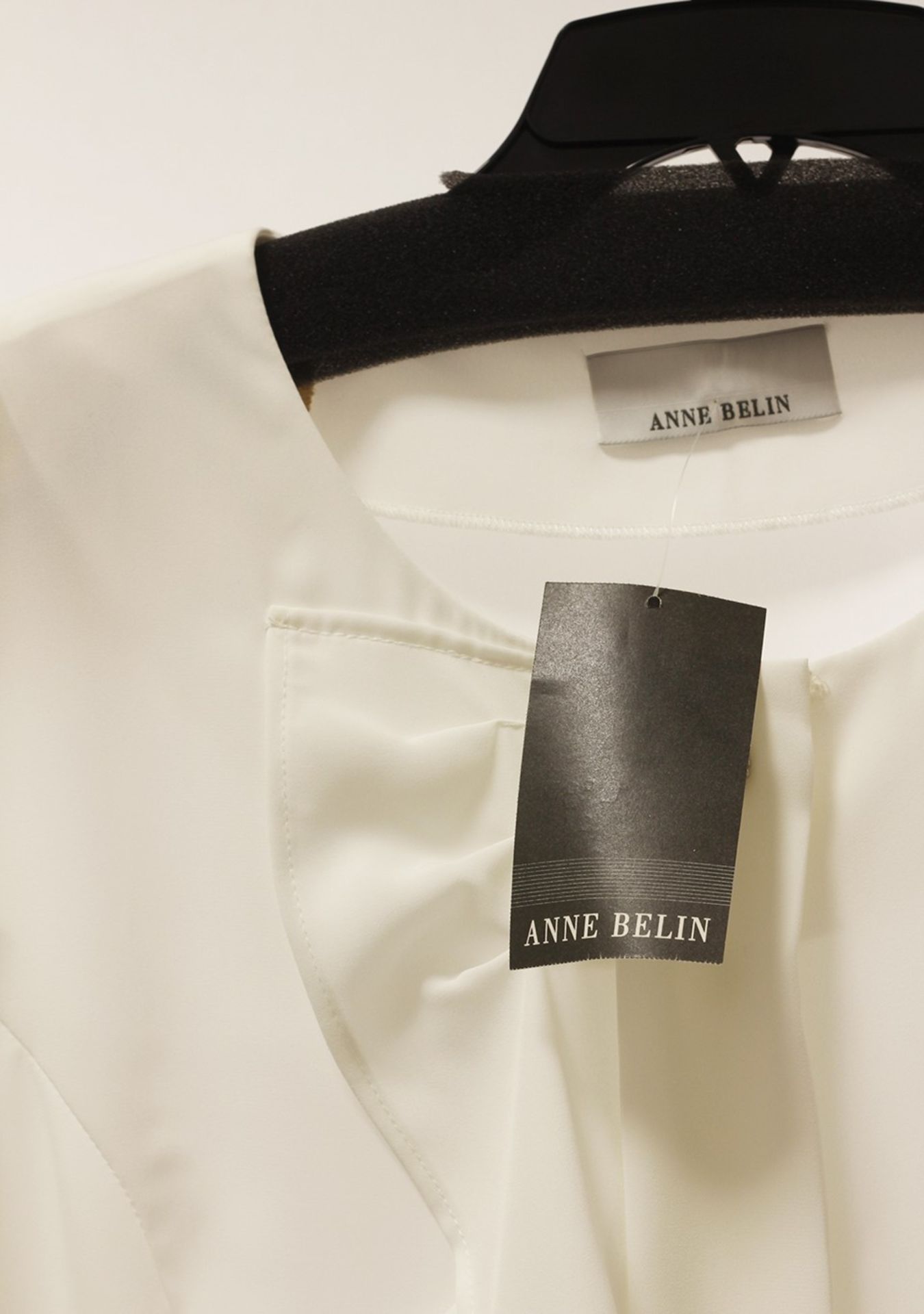 1 x Anne Belin White Shirt - Size: 18 - Material: 100% Polyester - From a High End Clothing Boutique - Image 7 of 9