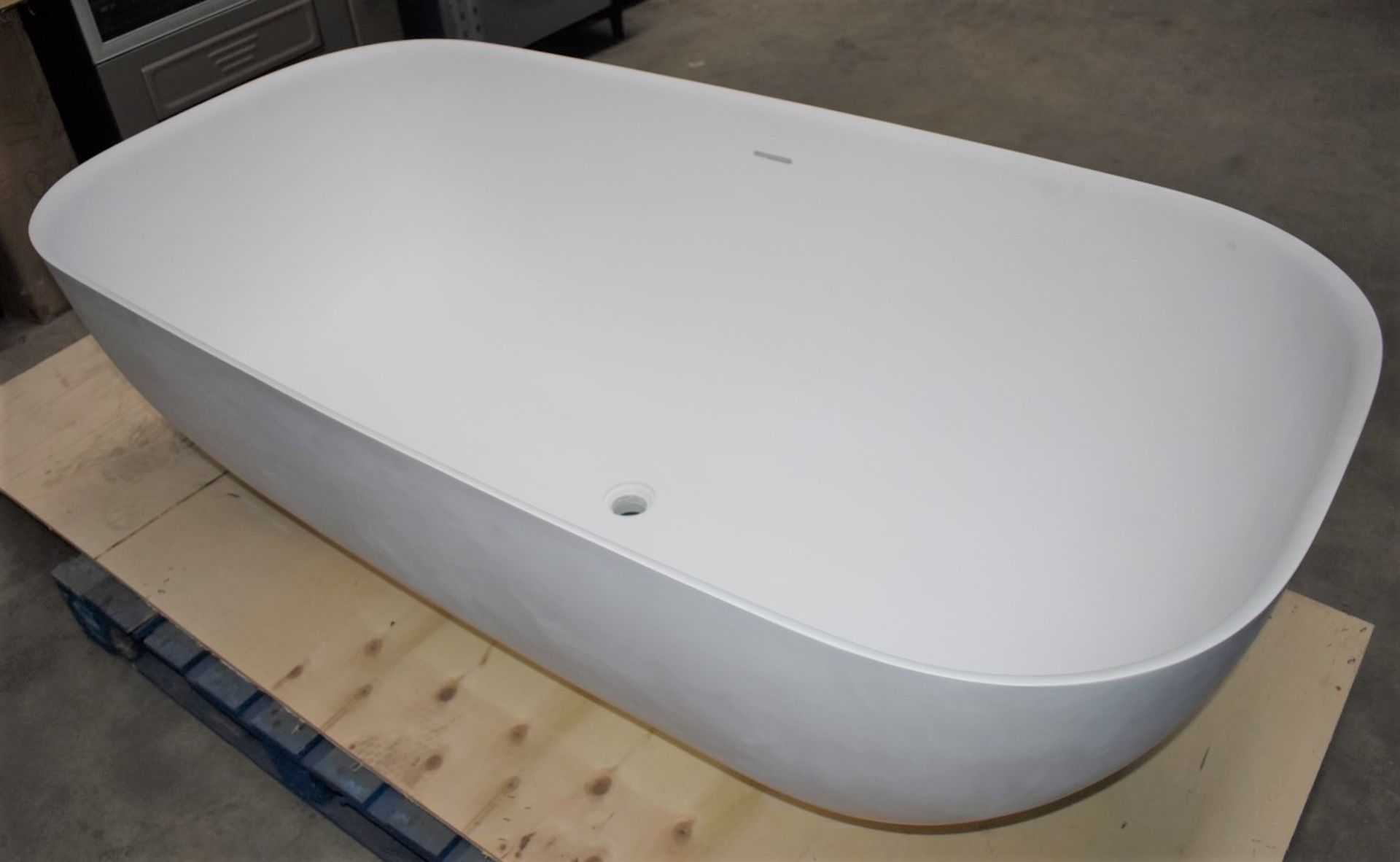 1 x Freestanding Contemporary Double Ended Acrylic Bath Finished in White - Dimensions: - Image 9 of 14