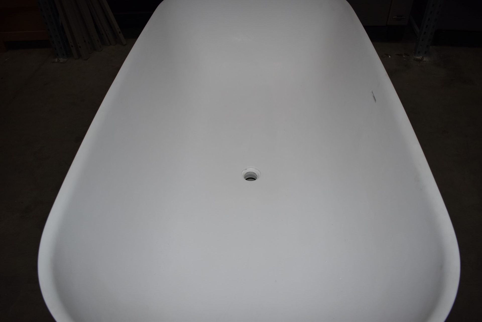 1 x Freestanding Contemporary Double Ended Acrylic Bath Finished in White - Dimensions: - Image 5 of 14