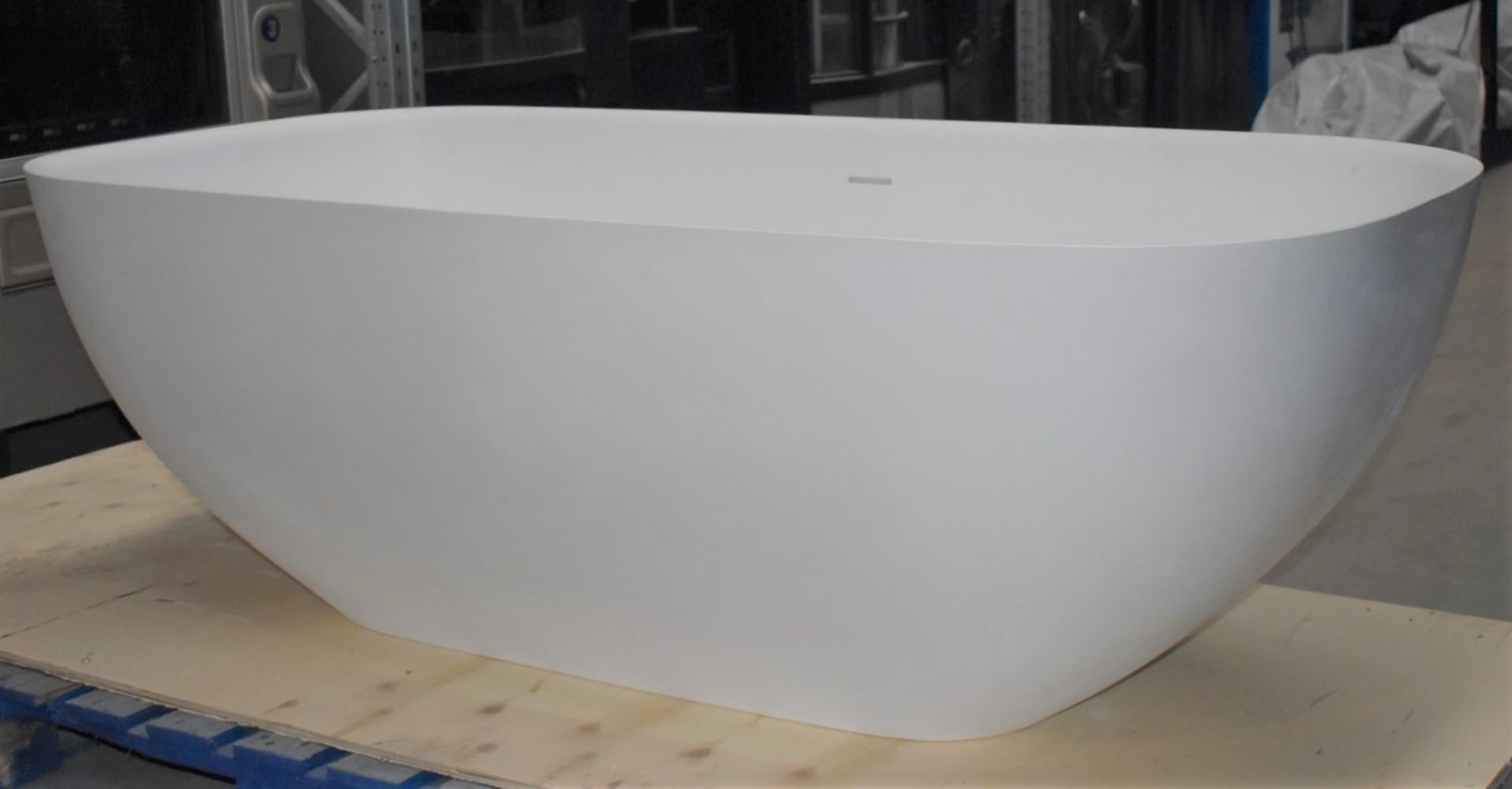 1 x Freestanding Contemporary Double Ended Acrylic Bath Finished in White - Dimensions: - Image 4 of 14