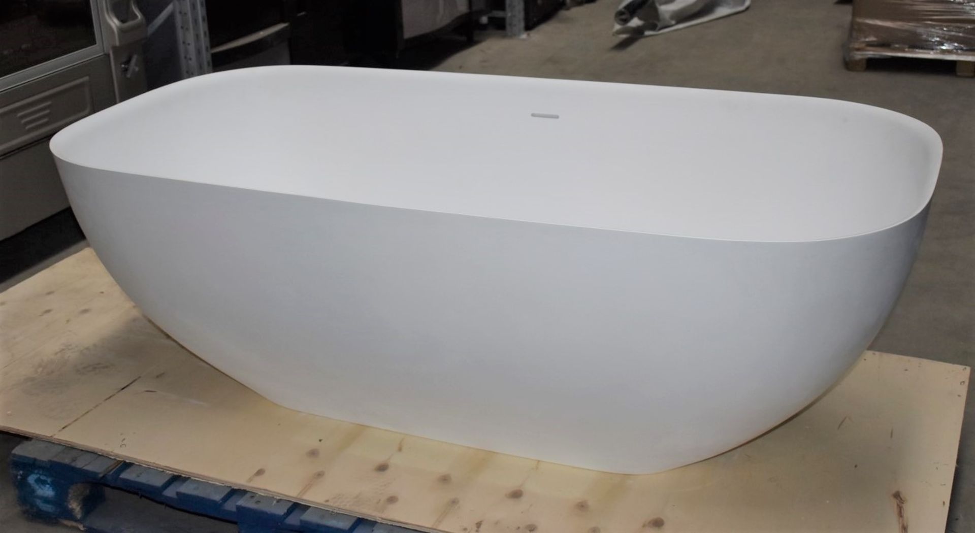 1 x Freestanding Contemporary Double Ended Acrylic Bath Finished in White - Dimensions: - Image 11 of 14