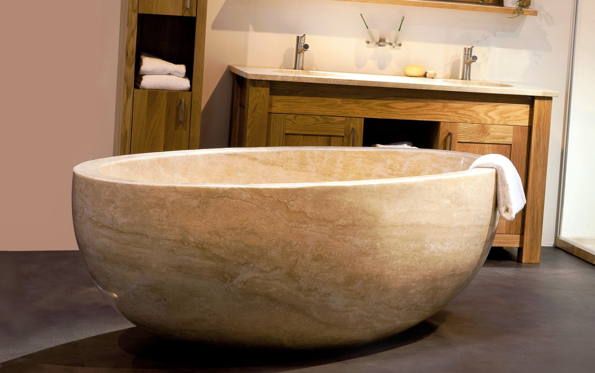 1 x Stonearth Luxury Grand Travertine Bath - Made From a Solid Piece of Stone - RRP £19,000 - New!