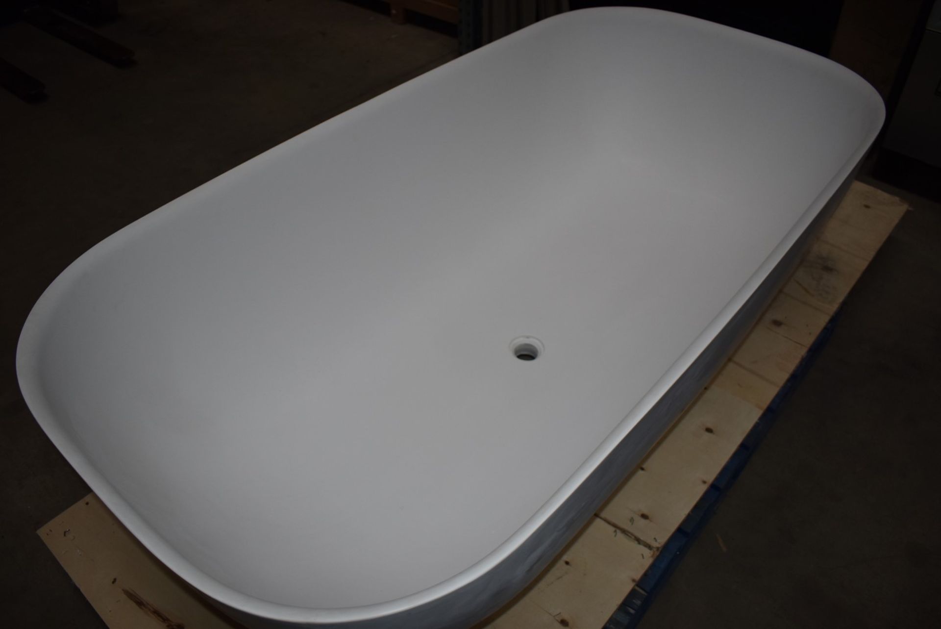 1 x Freestanding Contemporary Double Ended Acrylic Bath Finished in White - Dimensions: - Image 7 of 14
