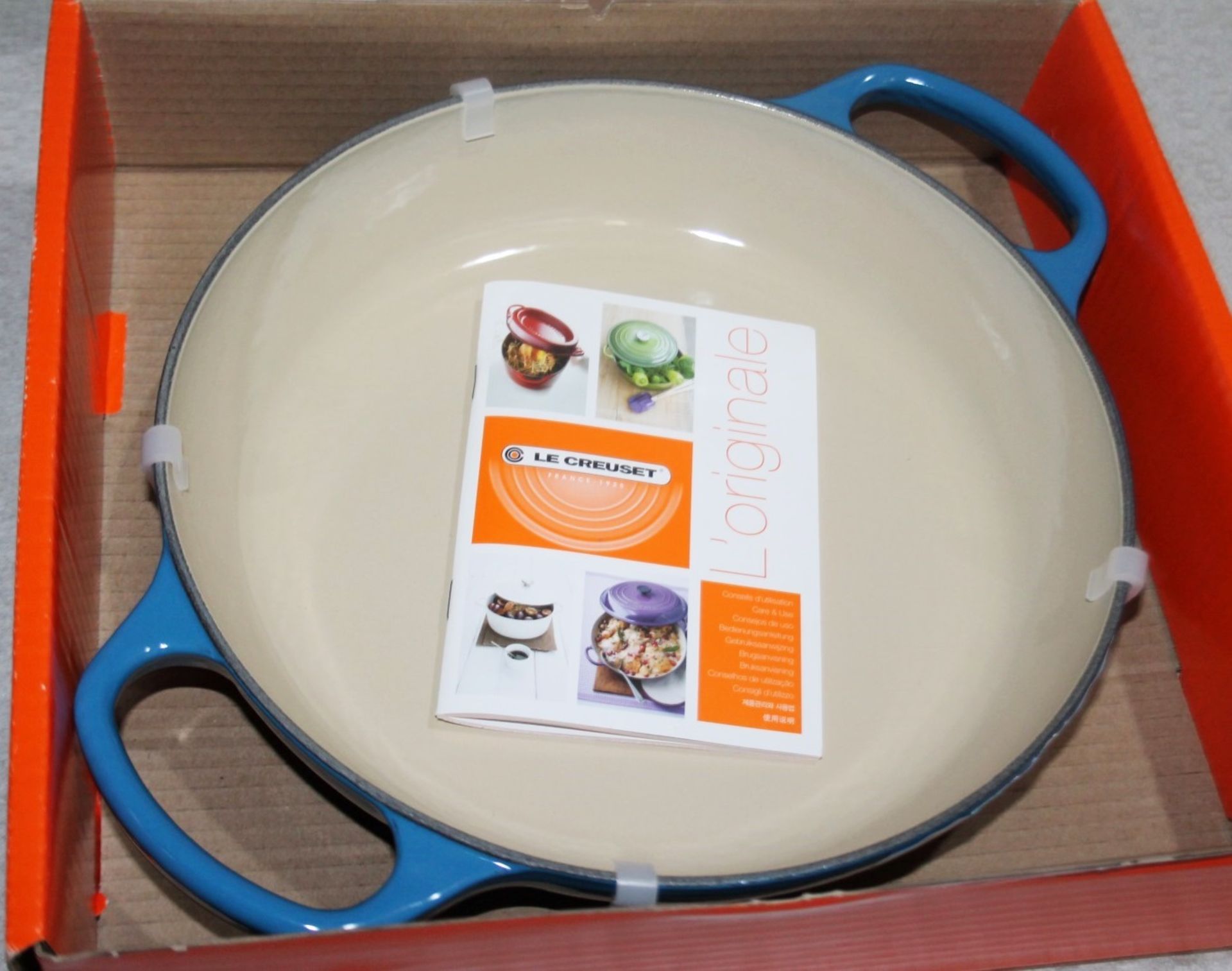 1 x LE CREUSET 'Signature' Enamelled Cast Iron Shallow 26cm Round Casserole Dish In Marseille - Image 3 of 7