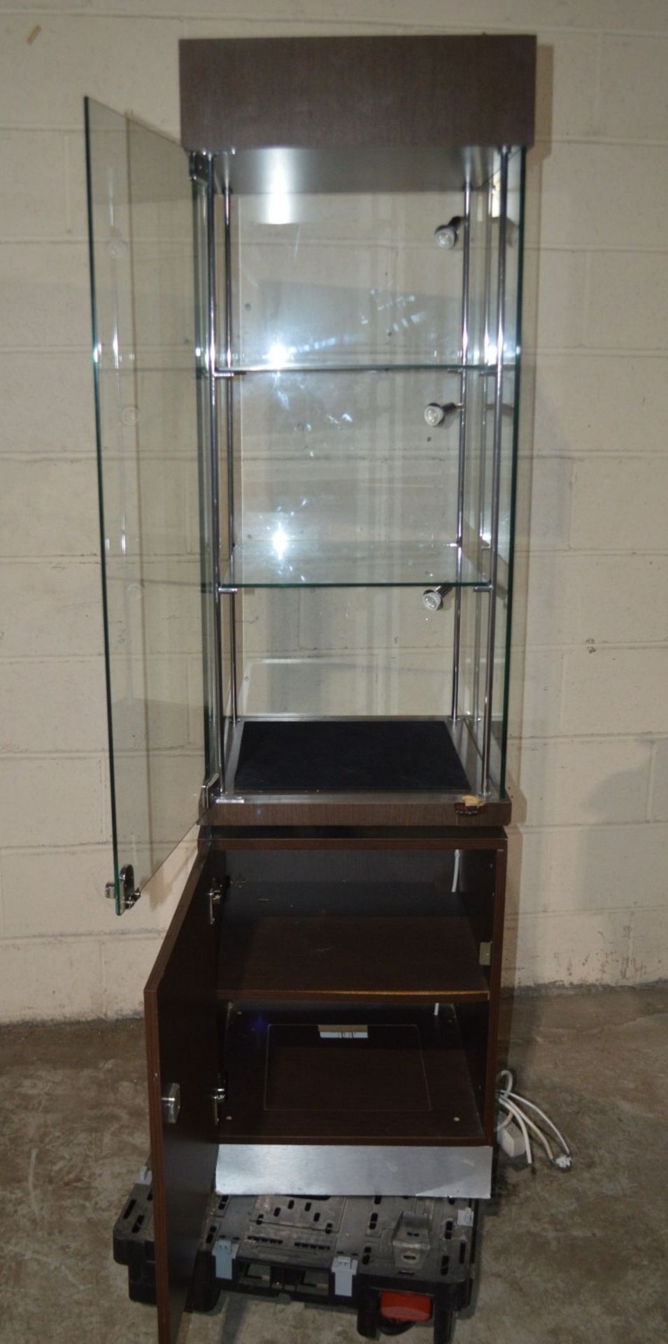 1 x Lockable Illuminated Display Case - Dimensions: H186 x W50 x D50cm - Unlocked, Without Key - Image 5 of 6