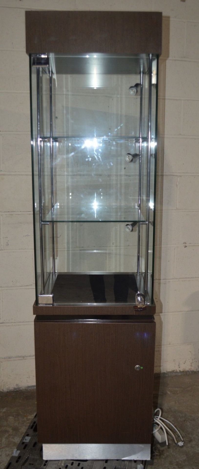 1 x Lockable Illuminated Display Case - Dimensions: H186 x W50 x D50cm - Unlocked, Without Key - Image 4 of 6