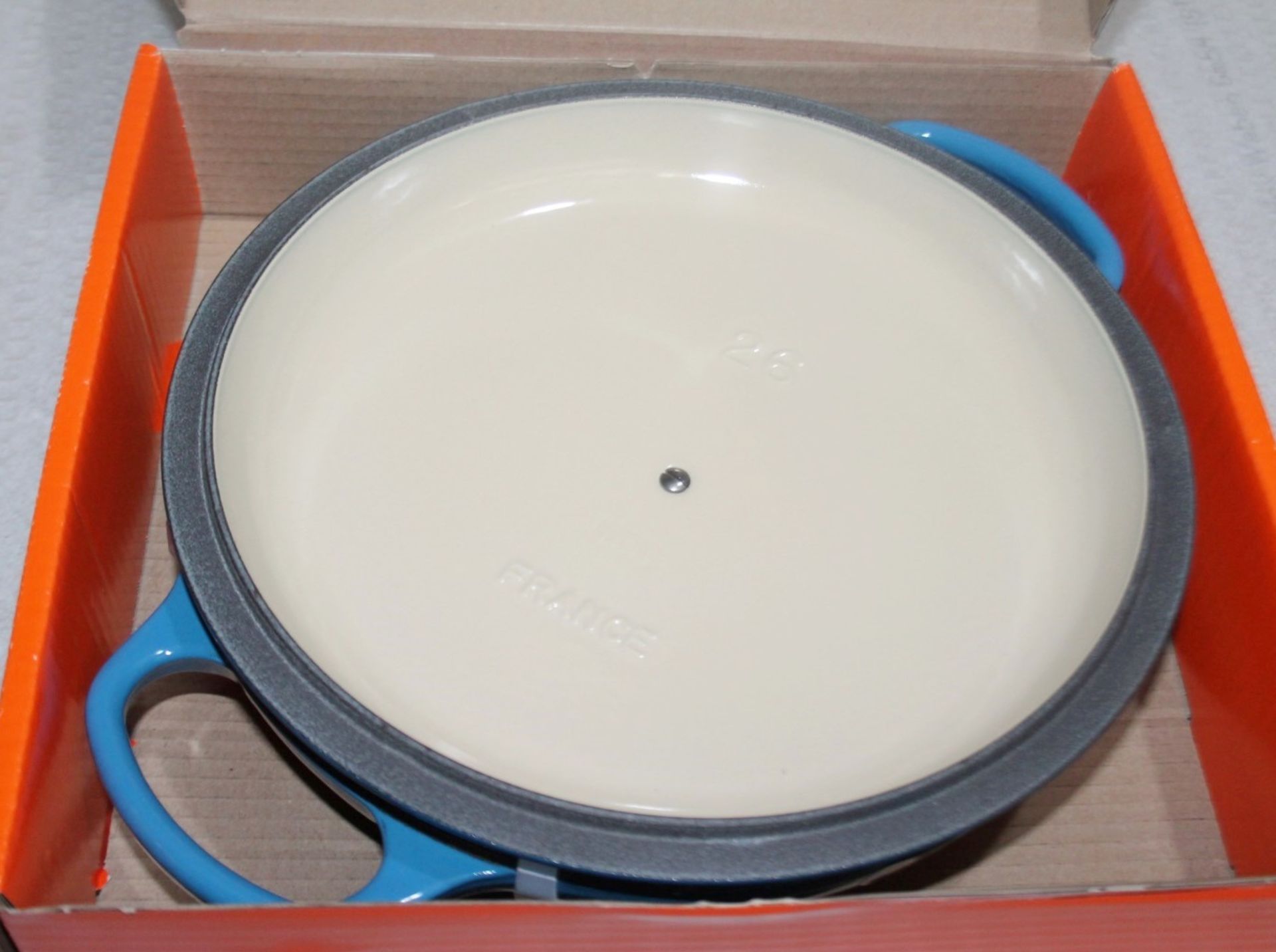 1 x LE CREUSET 'Signature' Enamelled Cast Iron Shallow 26cm Round Casserole Dish In Marseille - Image 5 of 7