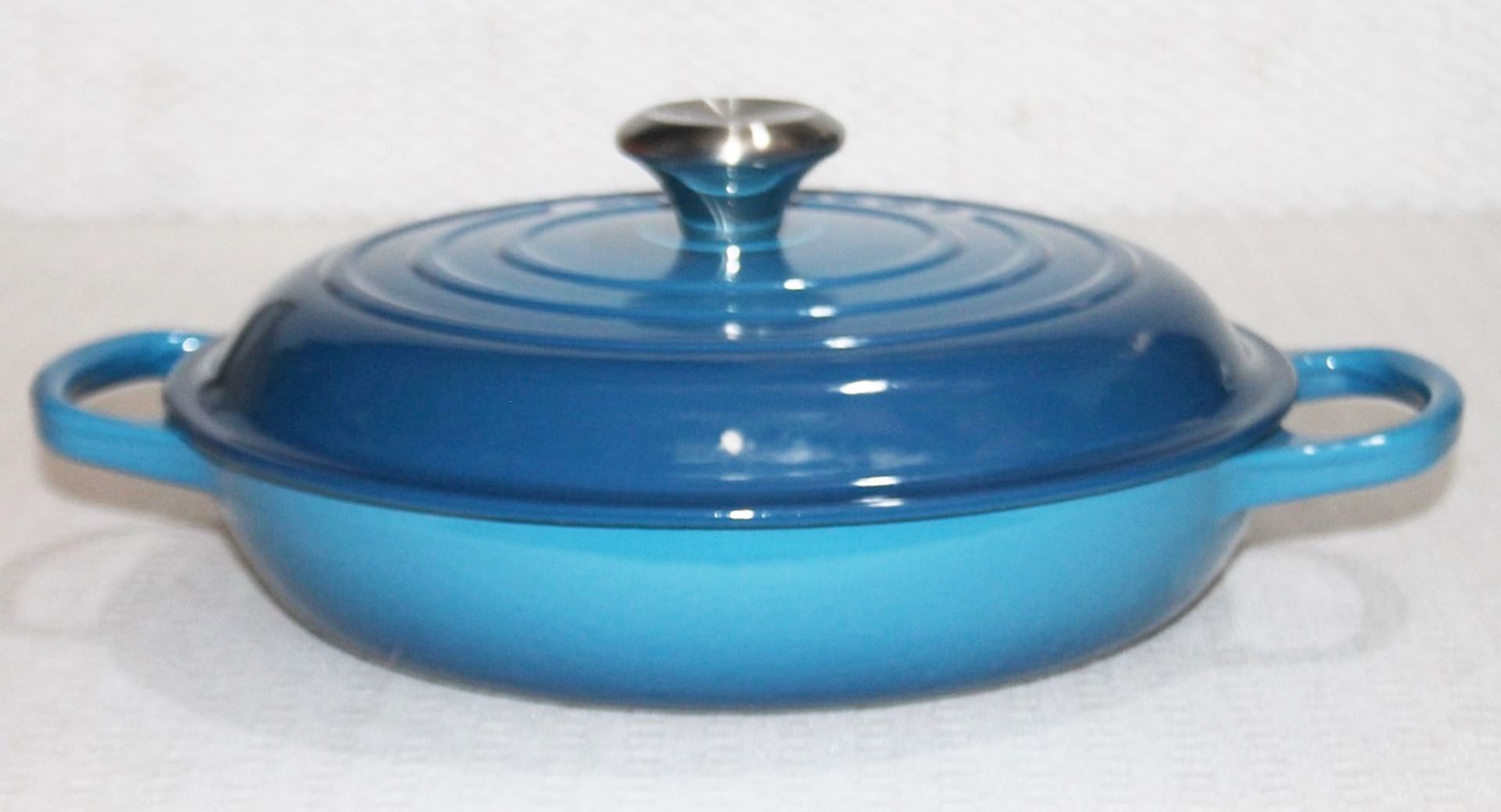 1 x LE CREUSET 'Signature' Enamelled Cast Iron Shallow 26cm Round Casserole Dish In Marseille - Image 7 of 7