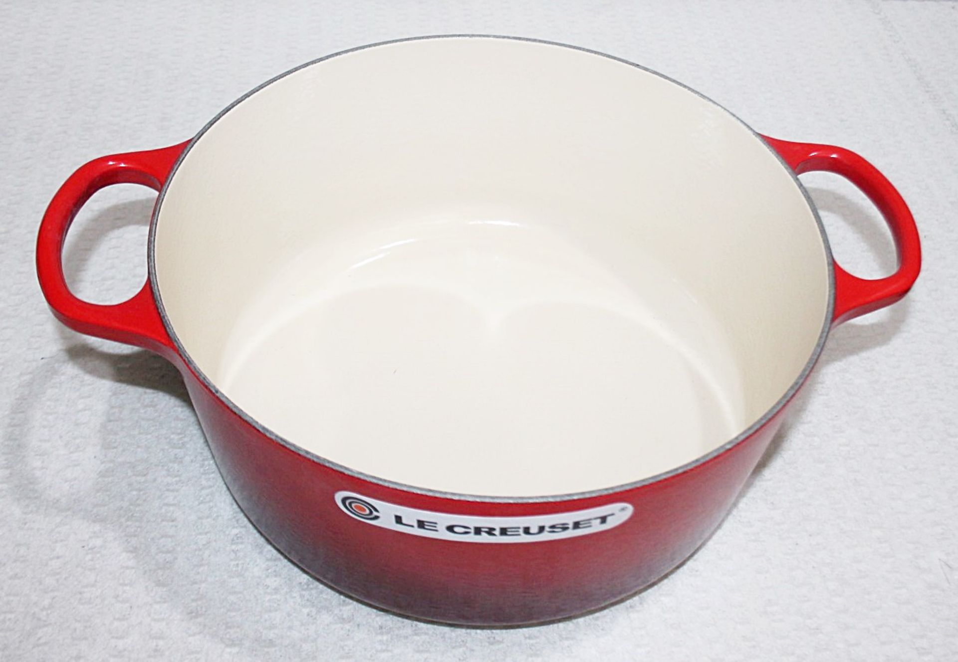 1 x LE CREUSET 'Signature' Enamelled Cast Iron 30cm Round Casserole Dish With Lid - RRP £260.00 - Image 2 of 8