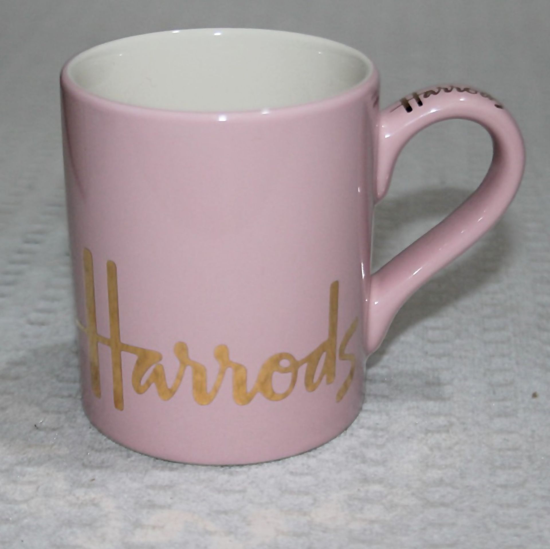 Set Of 6 x HARRODS Branded Mugs In Pink With Gold-Tone Logo Design - Dimensions: 9cm x 8cm - - Image 6 of 7