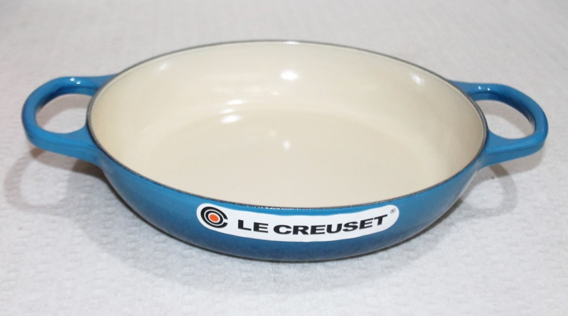 1 x LE CREUSET 'Signature' Enamelled Cast Iron Shallow 26cm Round Casserole Dish In Marseille - Image 6 of 7