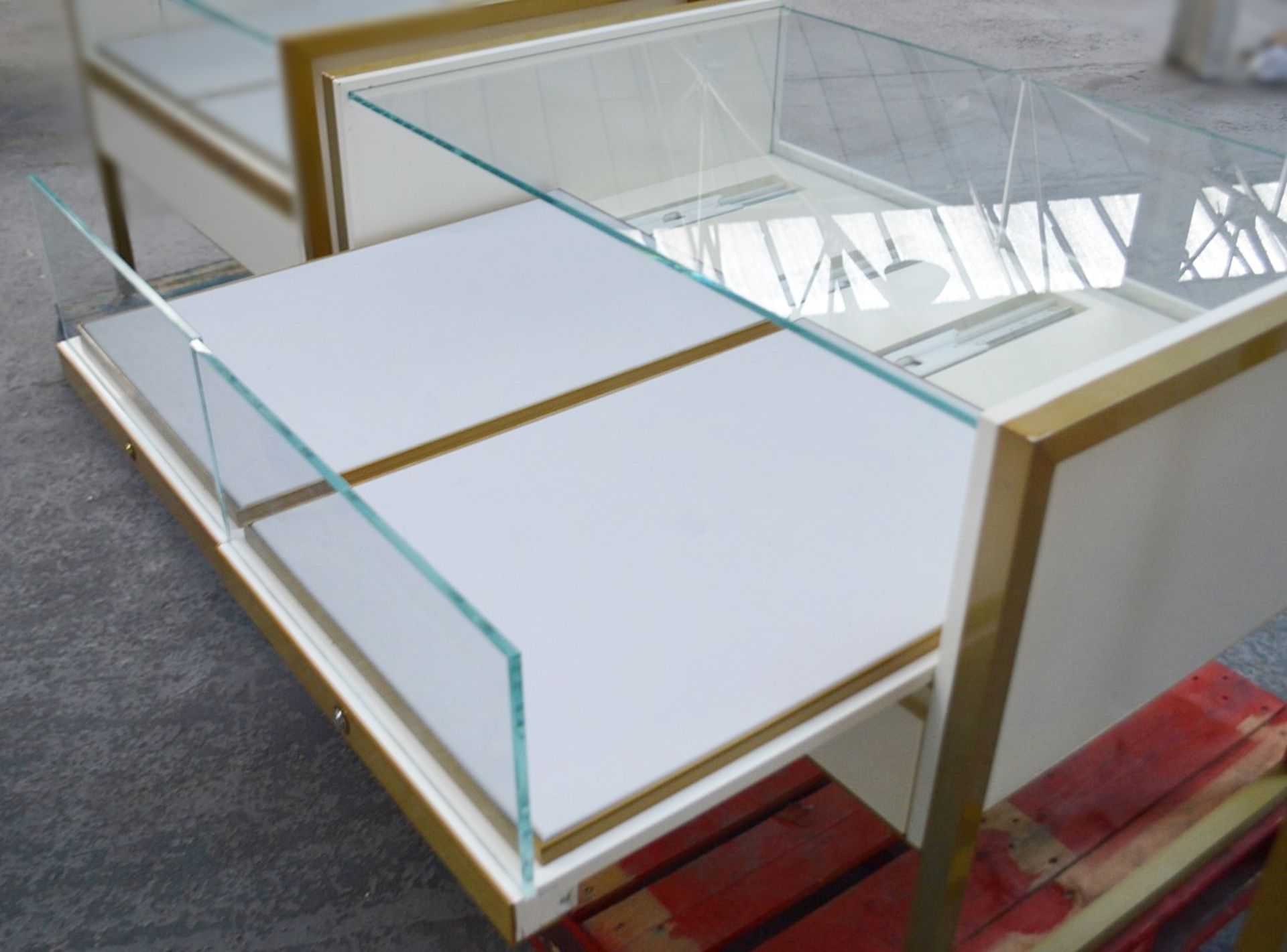 1 x Freestanding Jewellery Display Cabinet Featuring 2 x Pull-Out Trays With Leather Inserts - Image 2 of 7