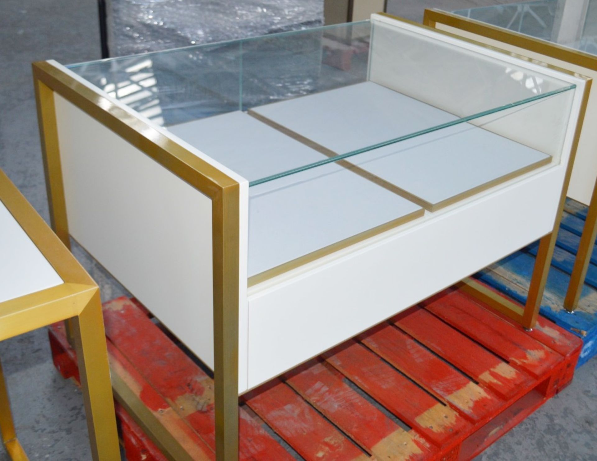 1 x Freestanding Jewellery Display Cabinet Featuring 2 x Pull-Out Trays With Leather Inserts - Image 7 of 7