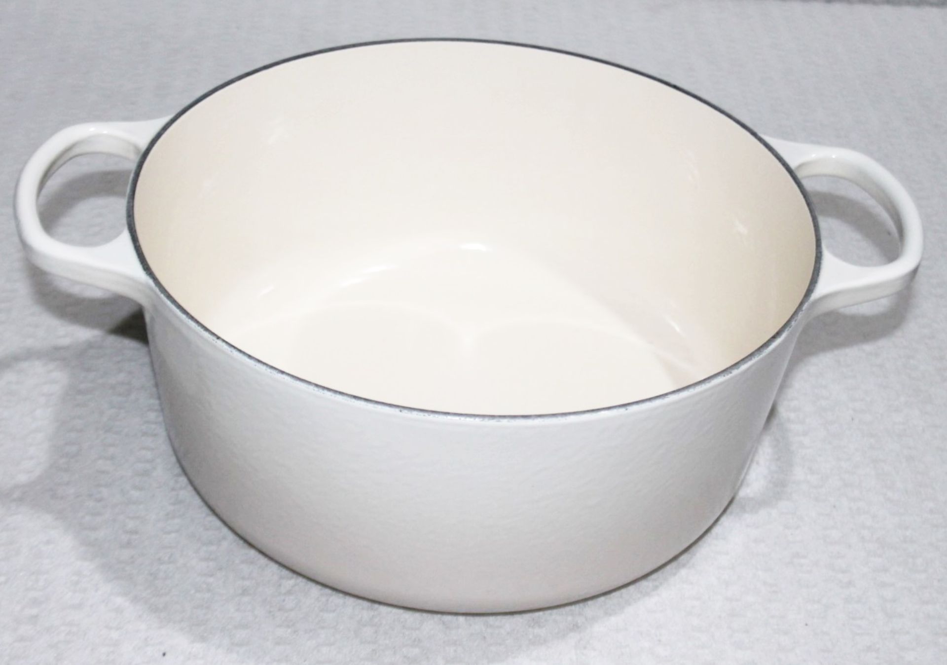 1 x LE CREUSET Signature Enamelled Cast Iron Round 28cm Casserole Dish In Meringue - RRP £330.00 - Image 4 of 10